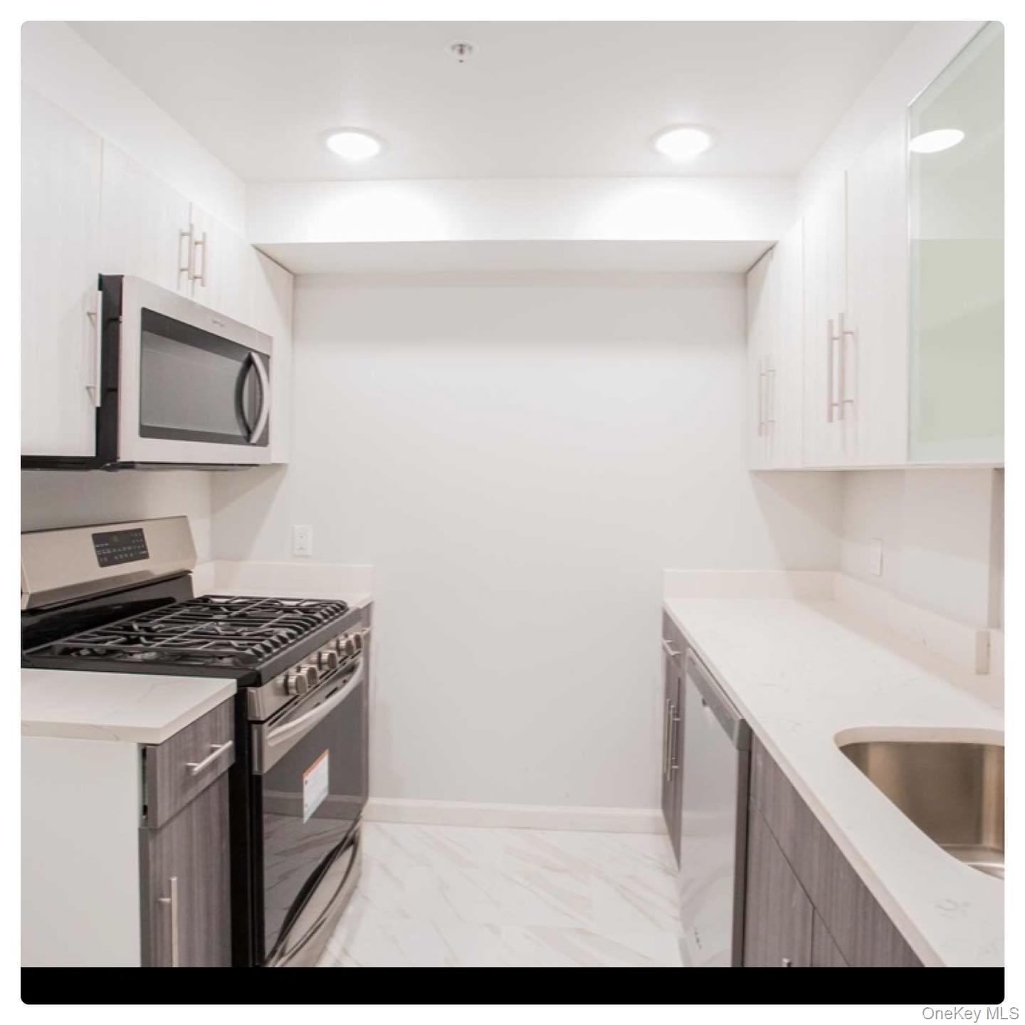 5 Grace Avenue # 2J, Great Neck, NY 11021