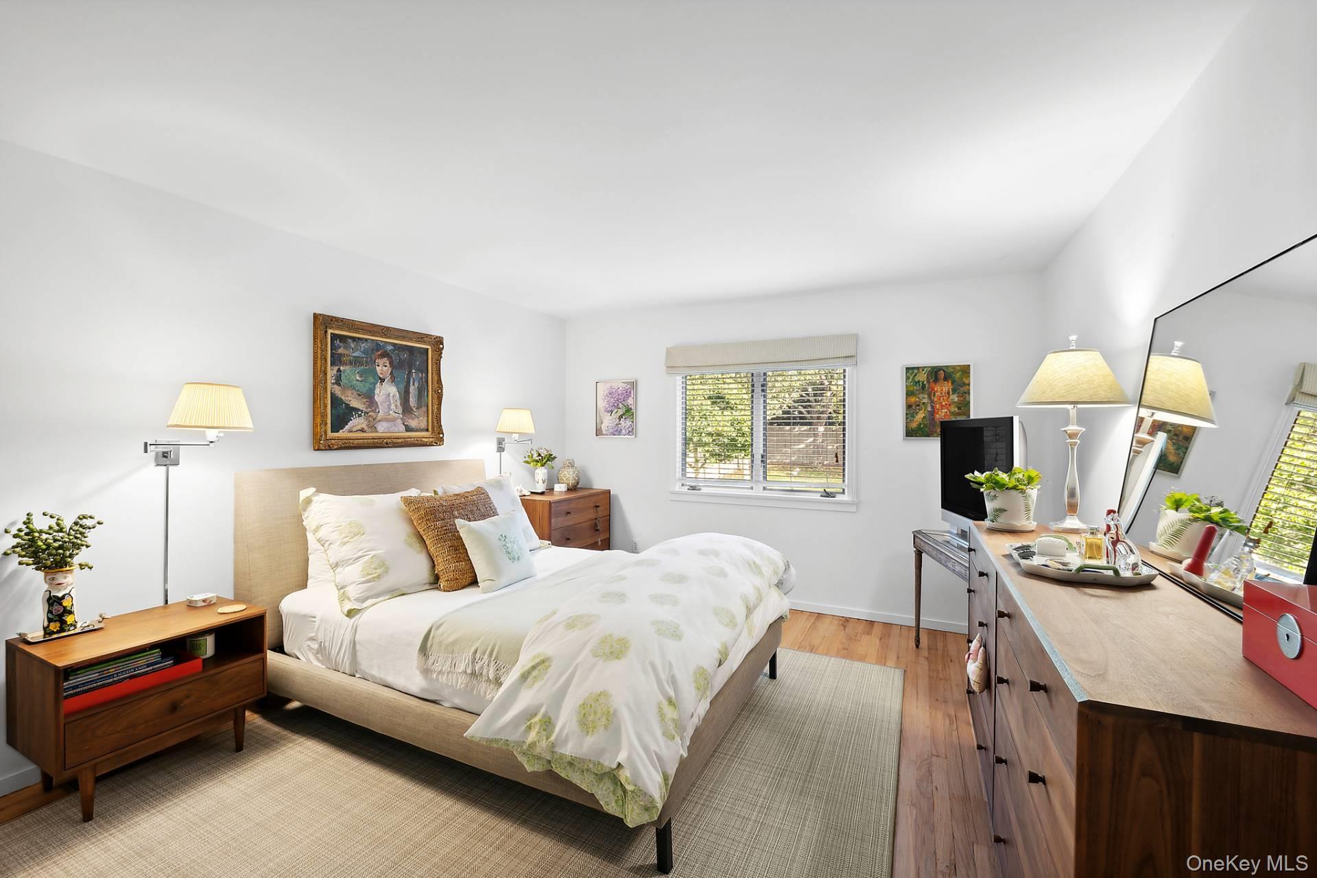 10 Atterbury Road, Southampton, NY 11968