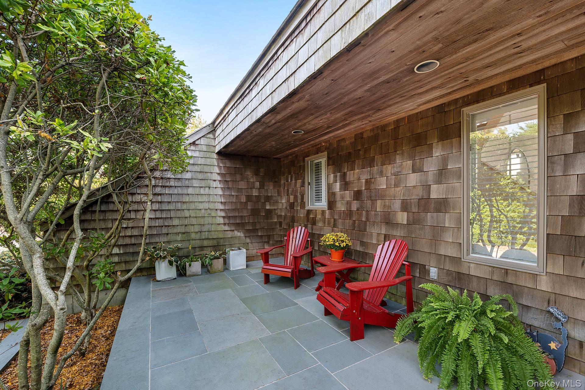 10 Atterbury Road, Southampton, NY 11968