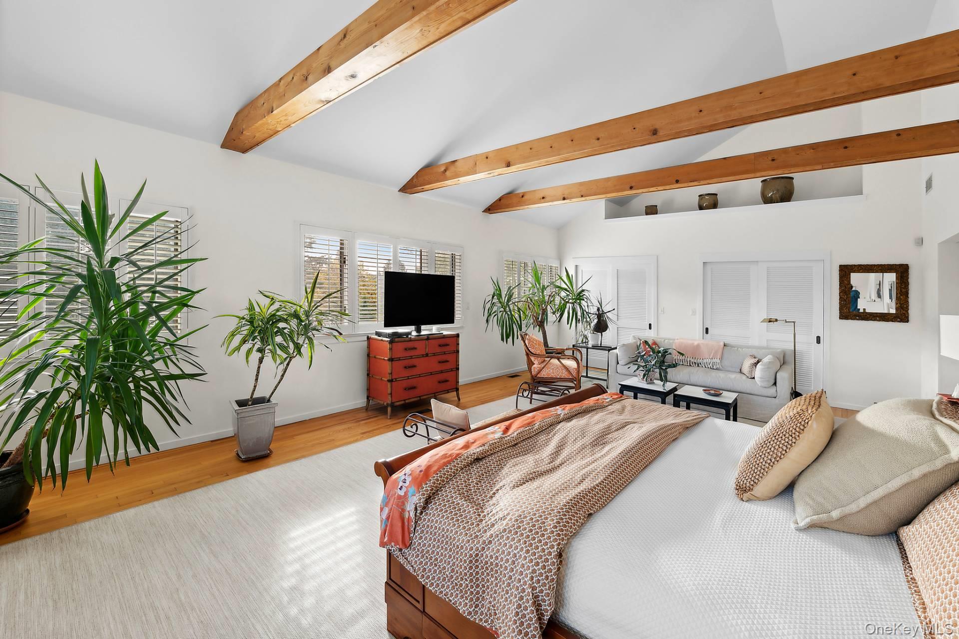 10 Atterbury Road, Southampton, NY 11968