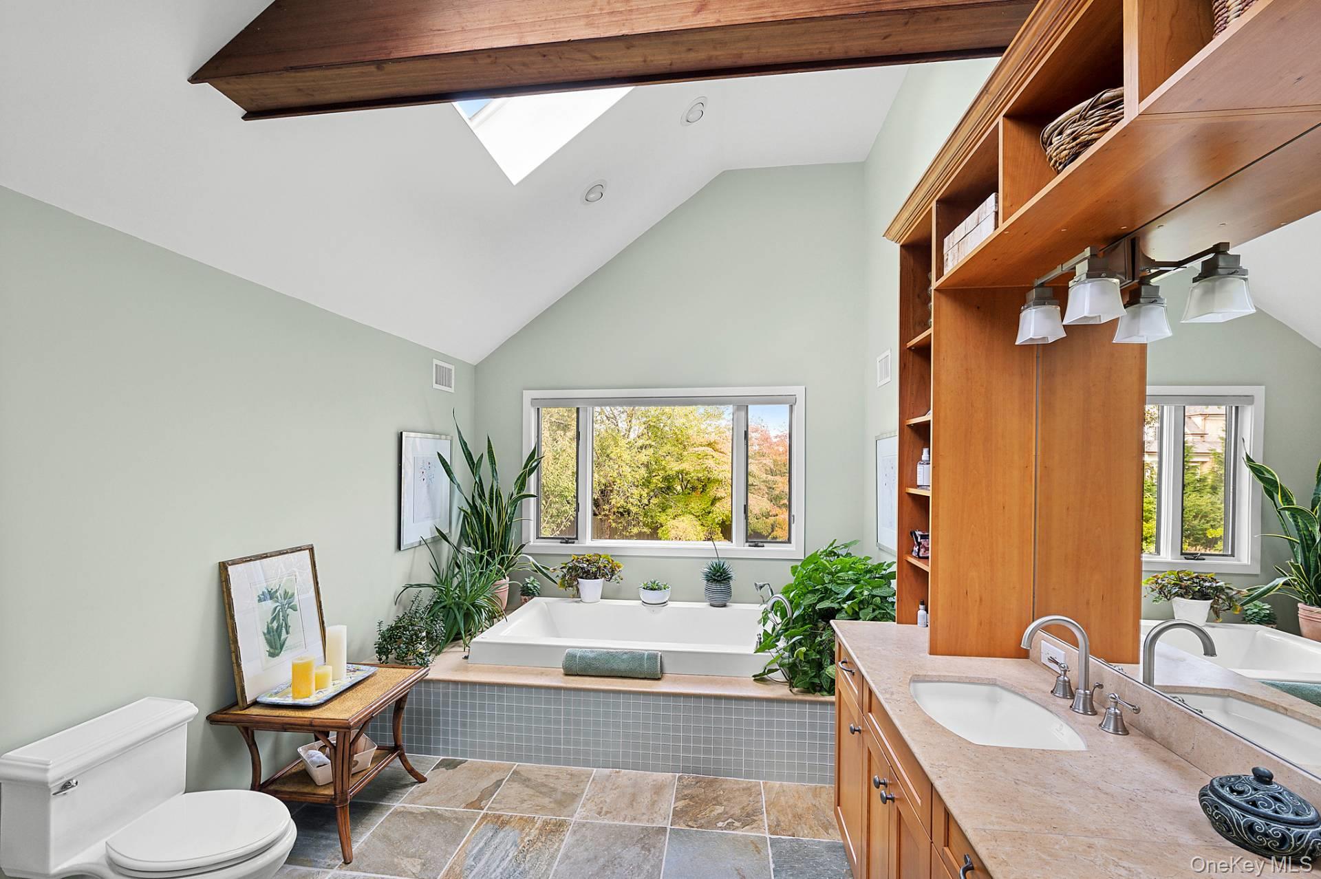 10 Atterbury Road, Southampton, NY 11968