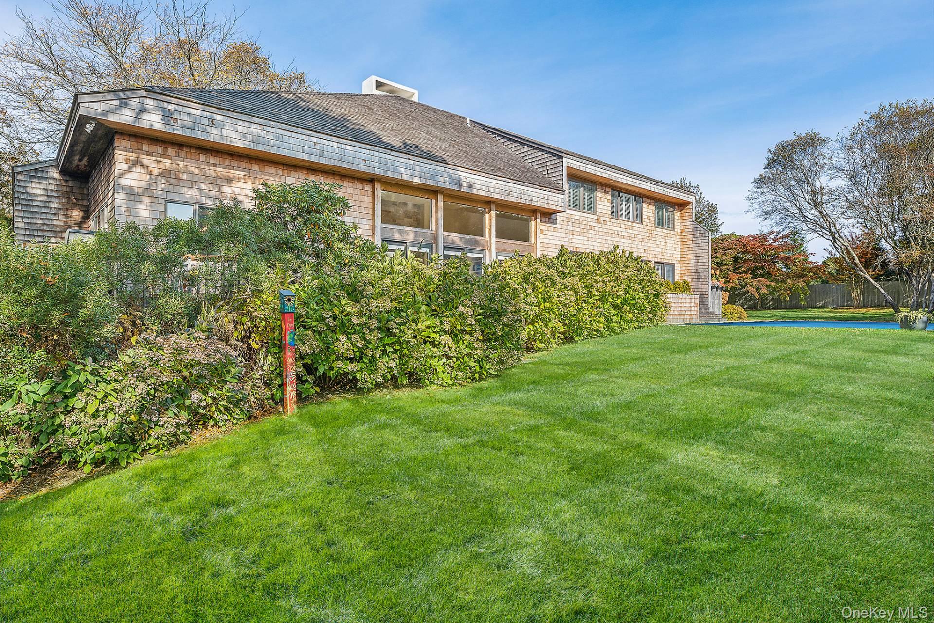 10 Atterbury Road, Southampton, NY 11968