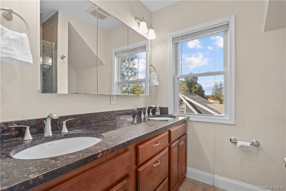 33 Sycamore Road, Mahopac, NY 10541