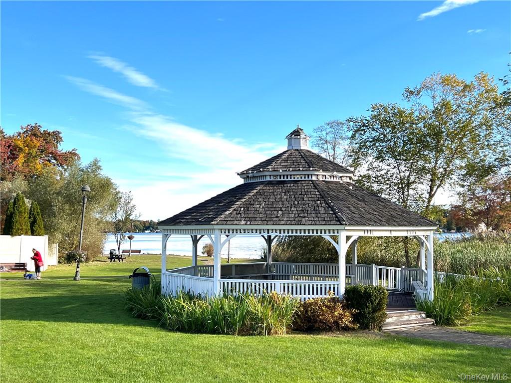 33 Sycamore Road, Mahopac, NY 10541