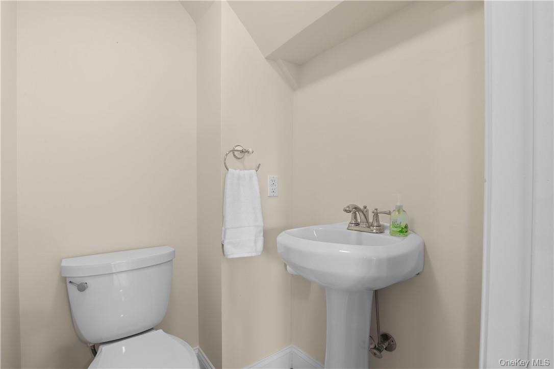 33 Sycamore Road, Mahopac, NY 10541