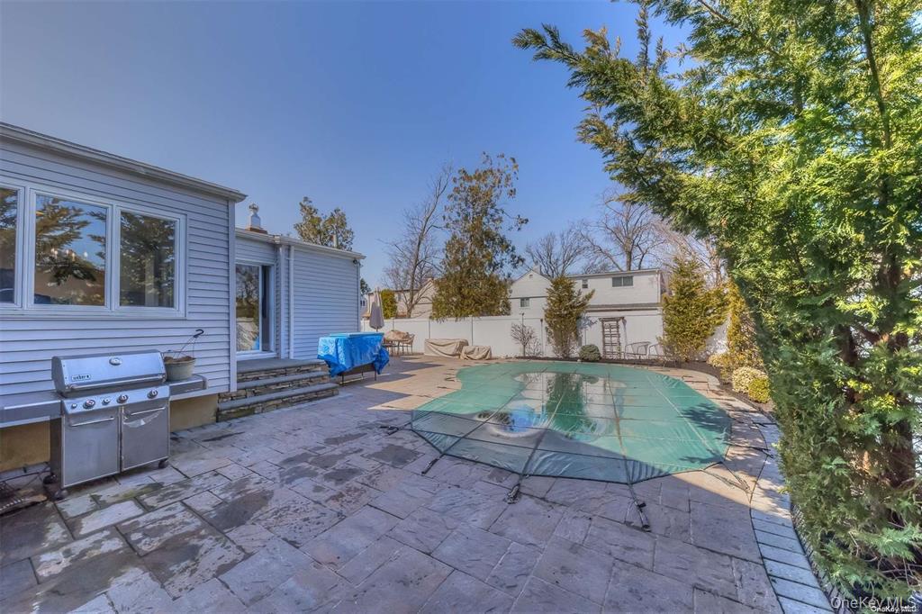 266 Thompson Avenue, Oceanside, NY 11572