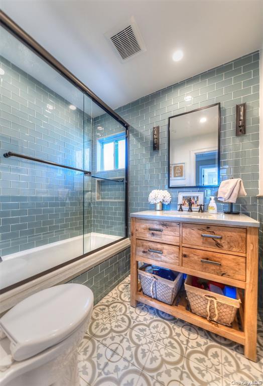 266 Thompson Avenue, Oceanside, NY 11572