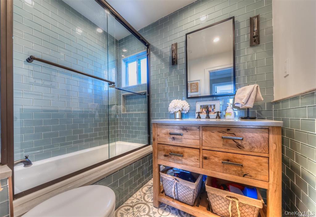 266 Thompson Avenue, Oceanside, NY 11572