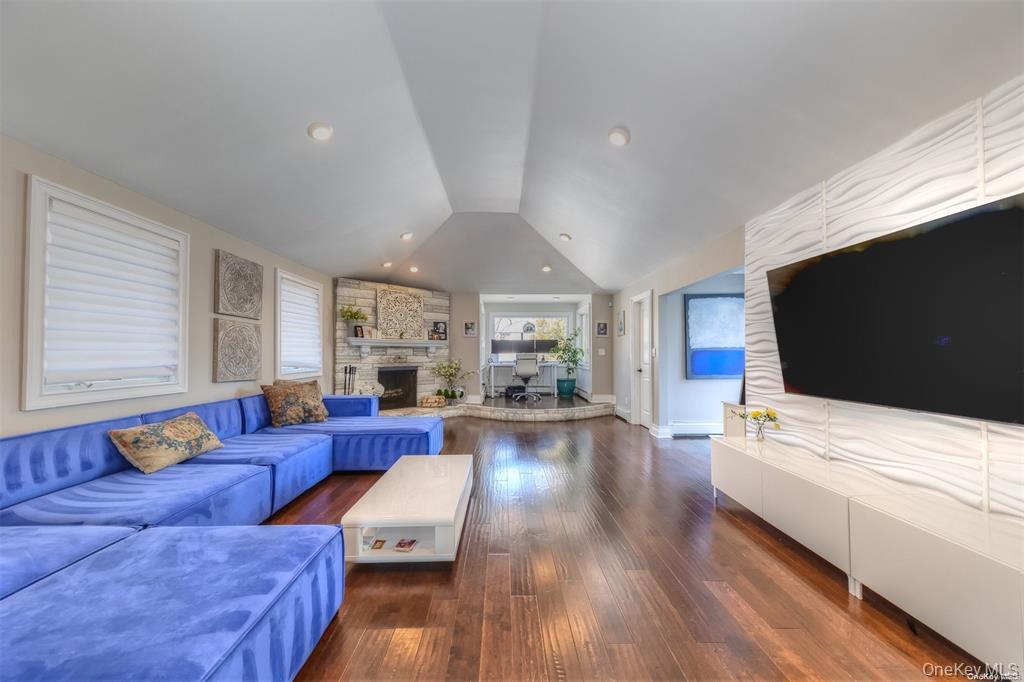 266 Thompson Avenue, Oceanside, NY 11572