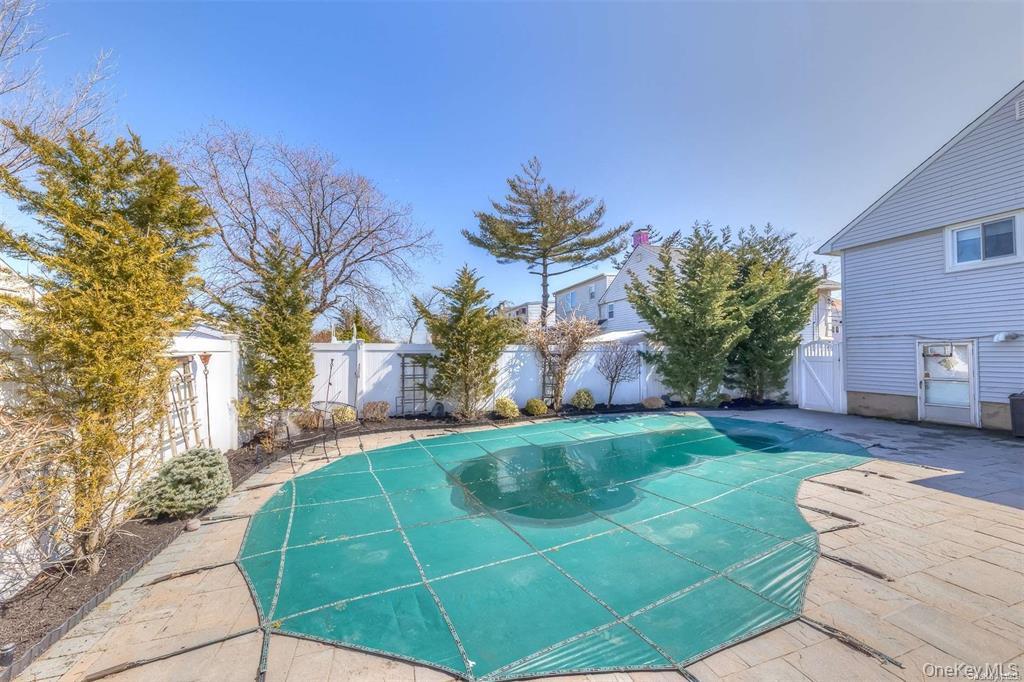 266 Thompson Avenue, Oceanside, NY 11572