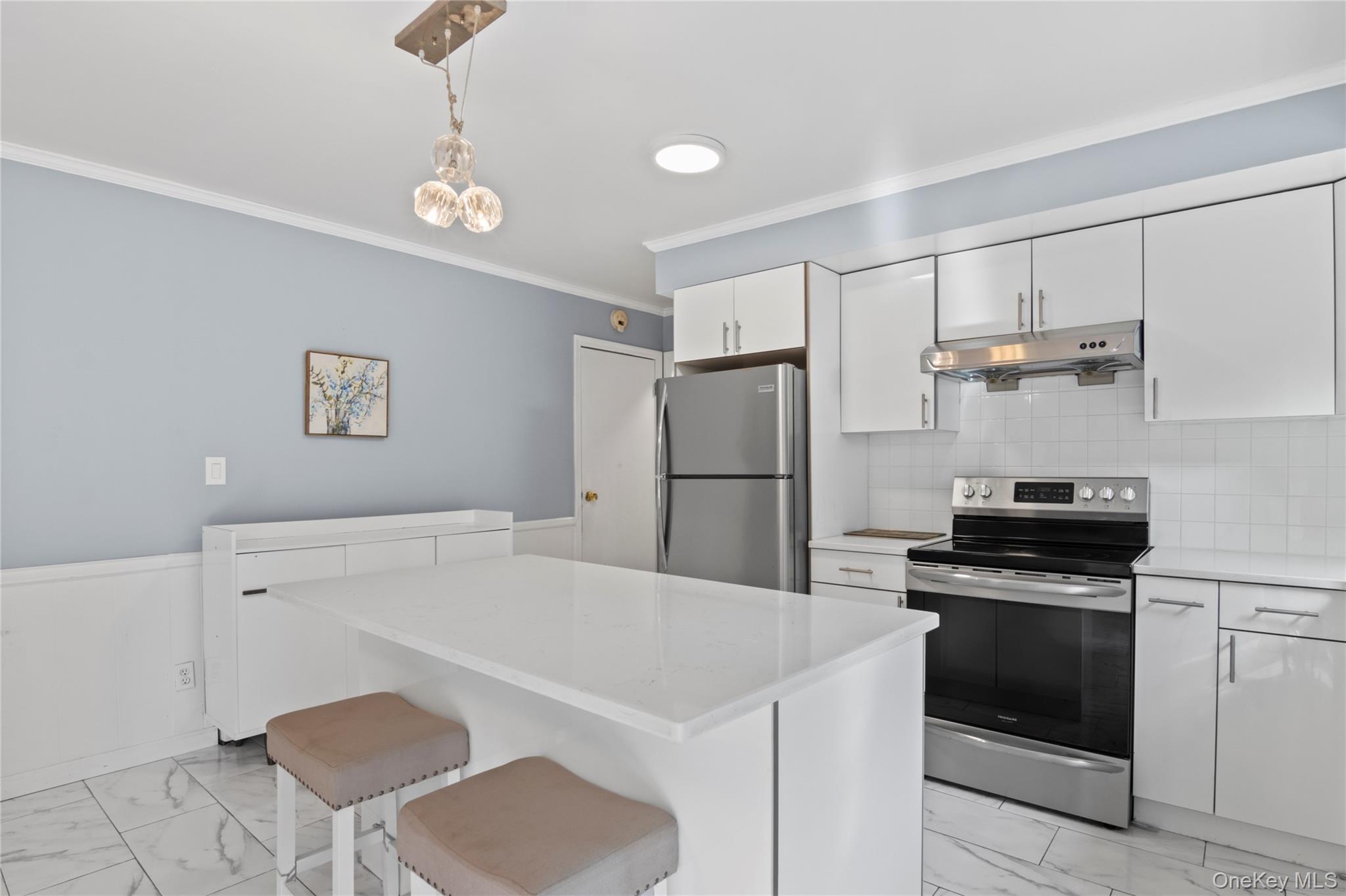 11 Glenwood Road, Glenwood Landing, NY 11545