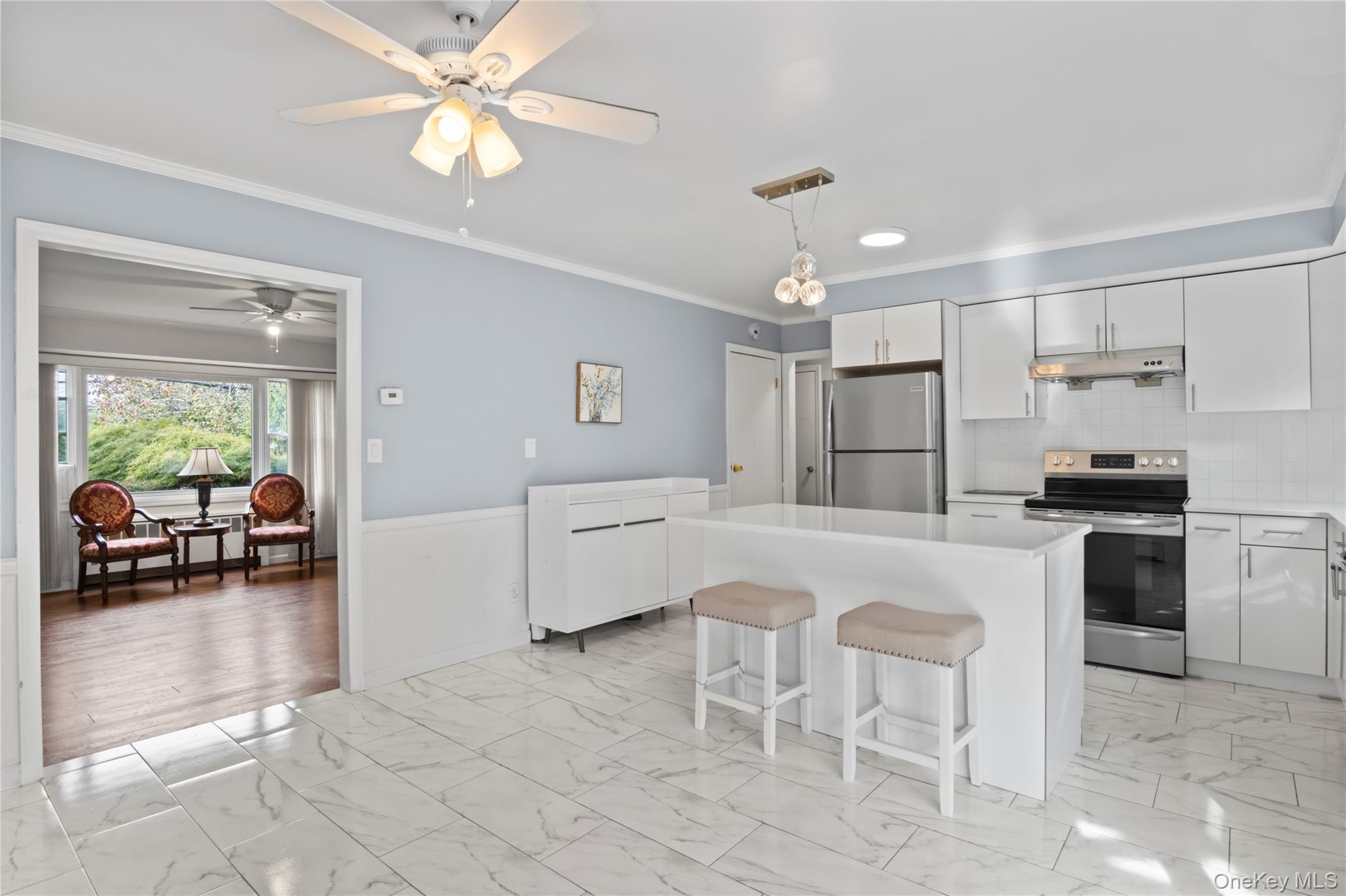 11 Glenwood Road, Glenwood Landing, NY 11545