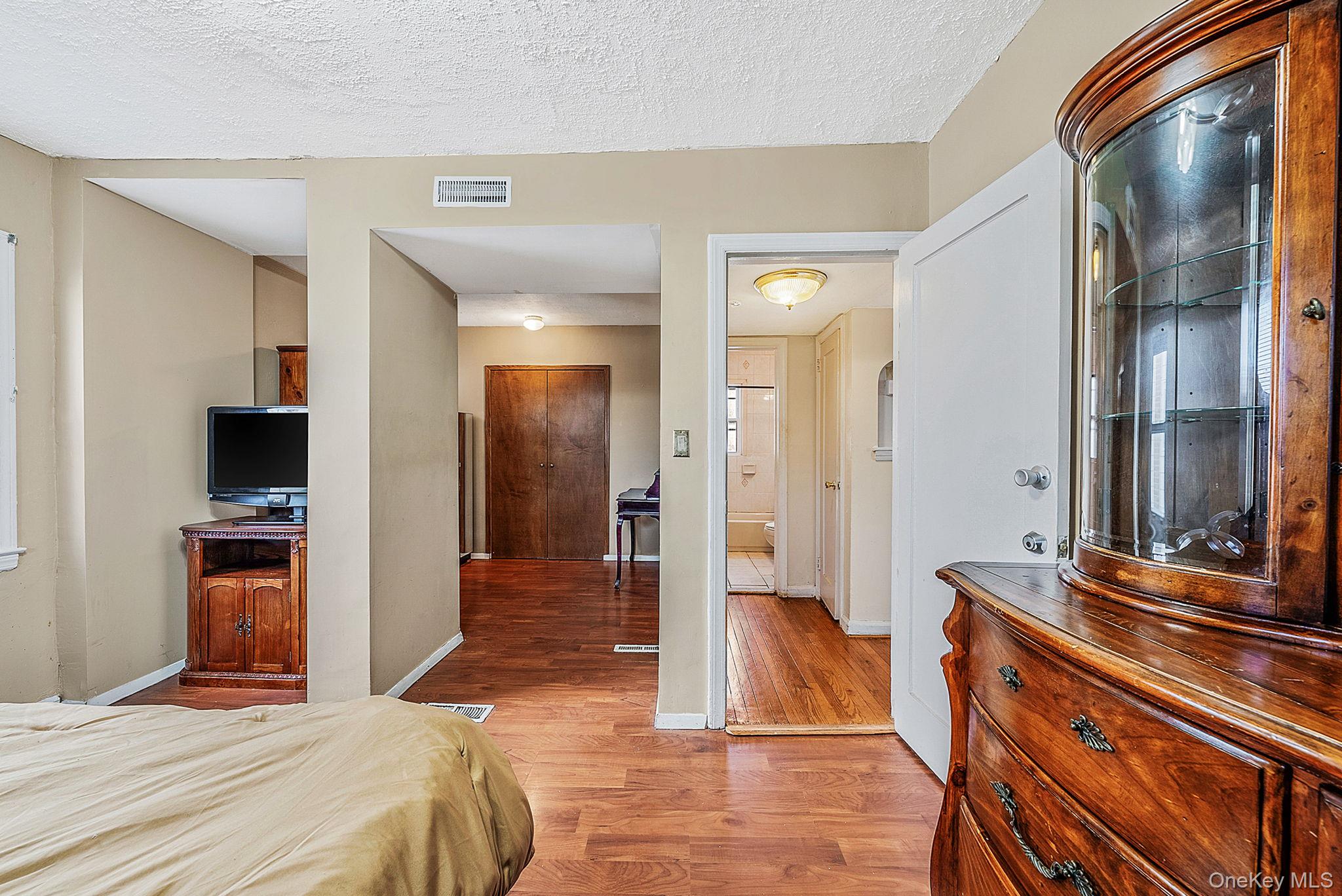 18 Jasper Street S, Valley Stream, NY 11580