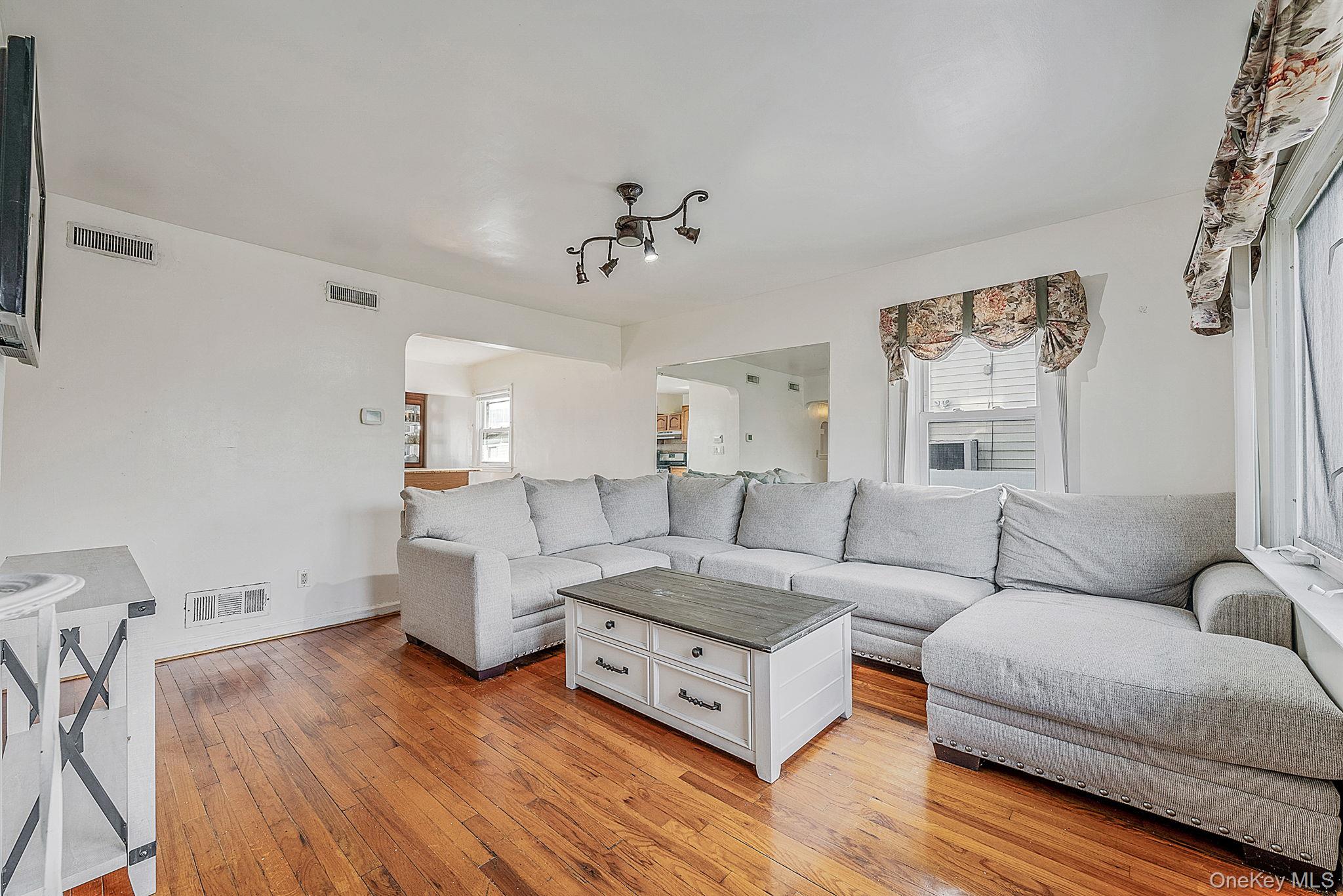 18 Jasper Street S, Valley Stream, NY 11580