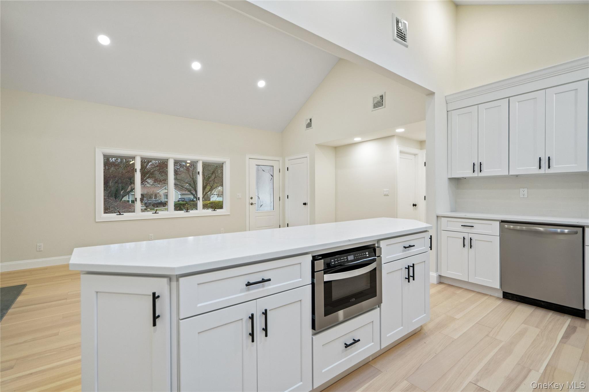 1 Upper Lane, Centerport, NY 11721