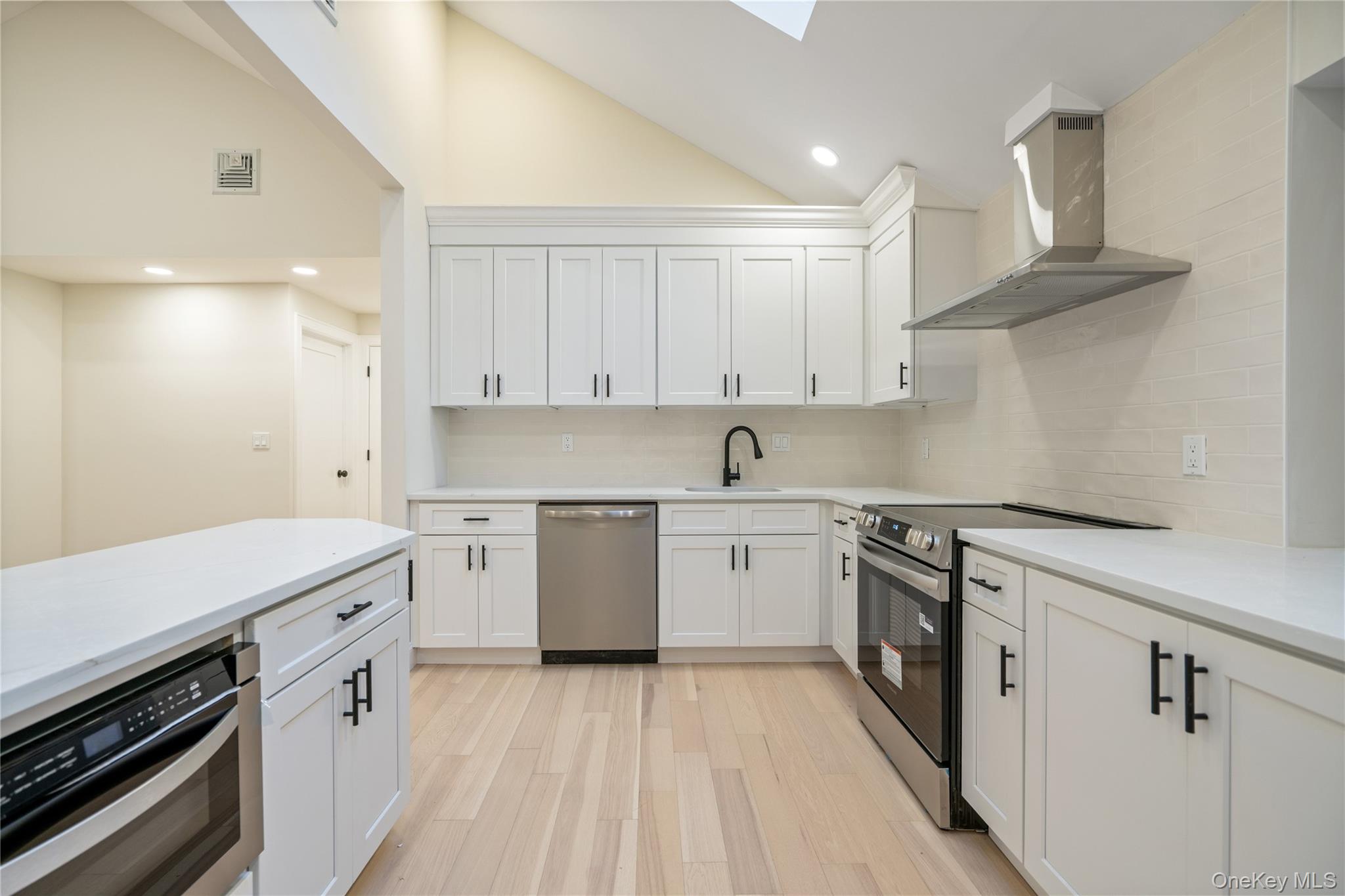 1 Upper Lane, Centerport, NY 11721