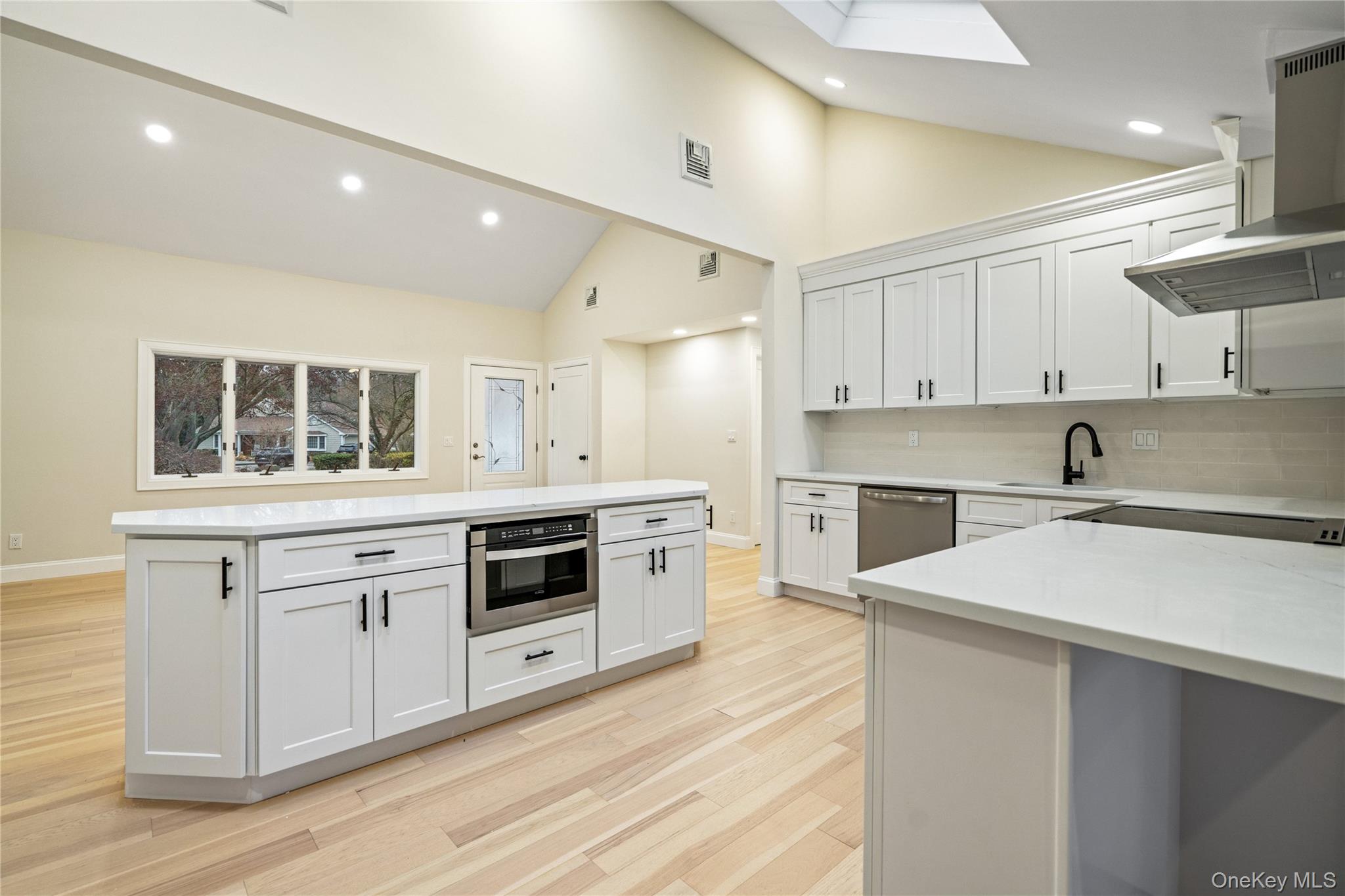 1 Upper Lane, Centerport, NY 11721