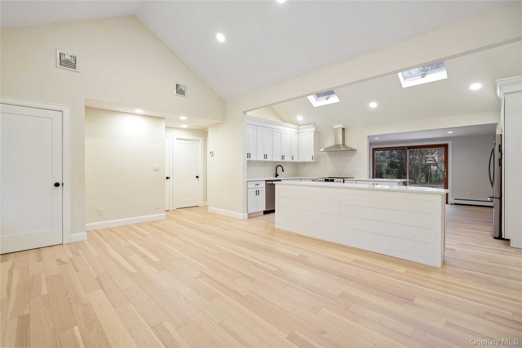 1 Upper Lane, Centerport, NY 11721