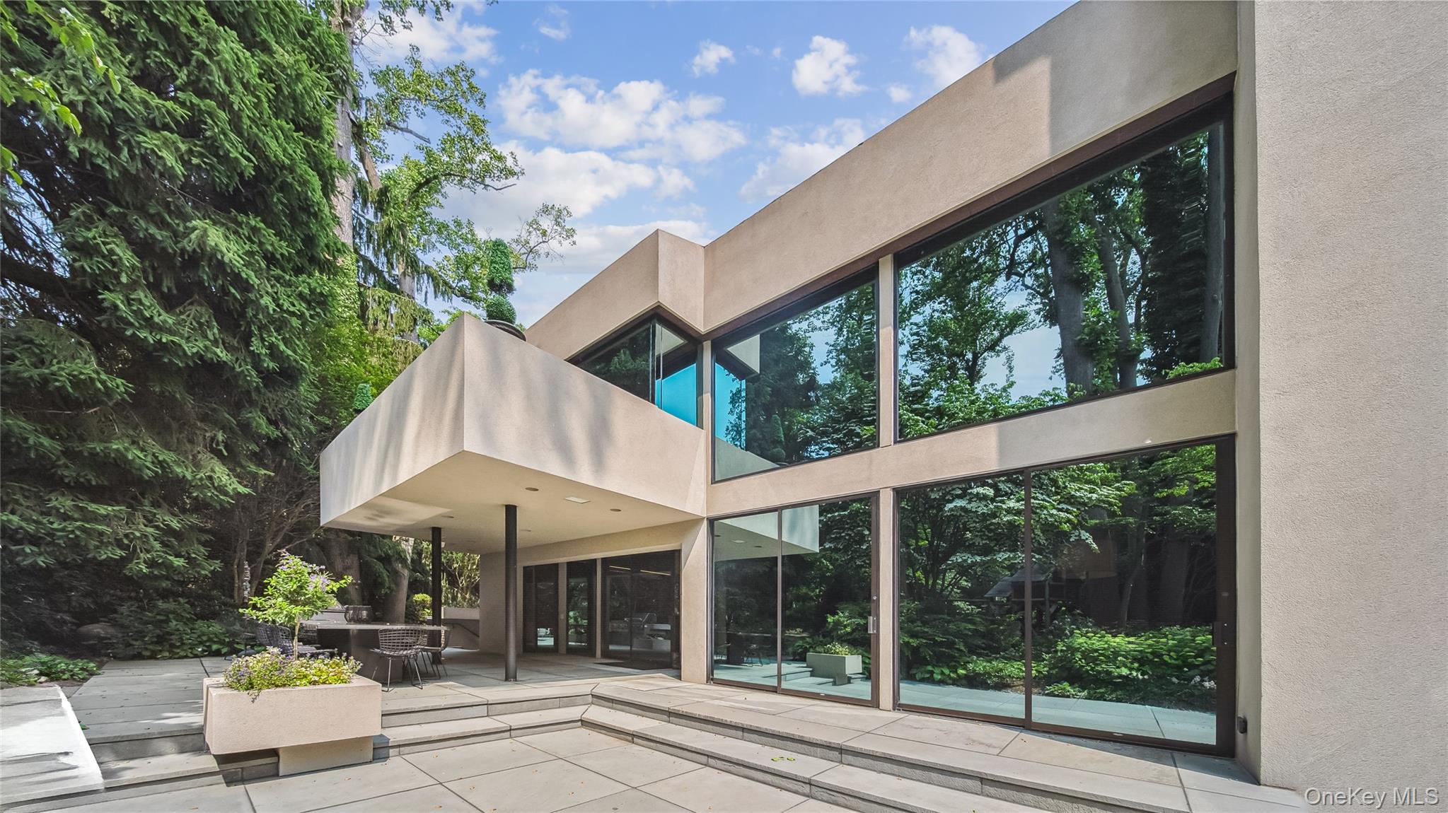 7 Folie Court, Manhasset, NY 11030