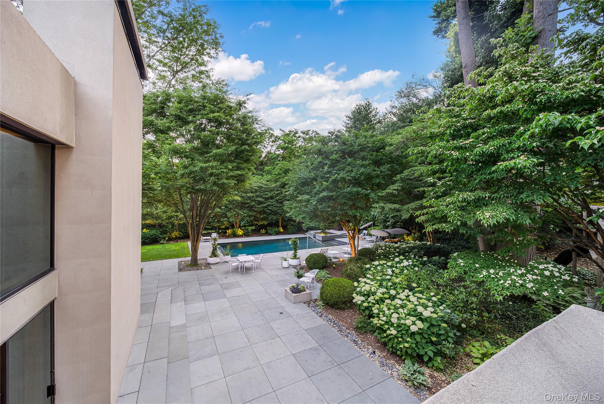 7 Folie Court, Manhasset, NY 11030