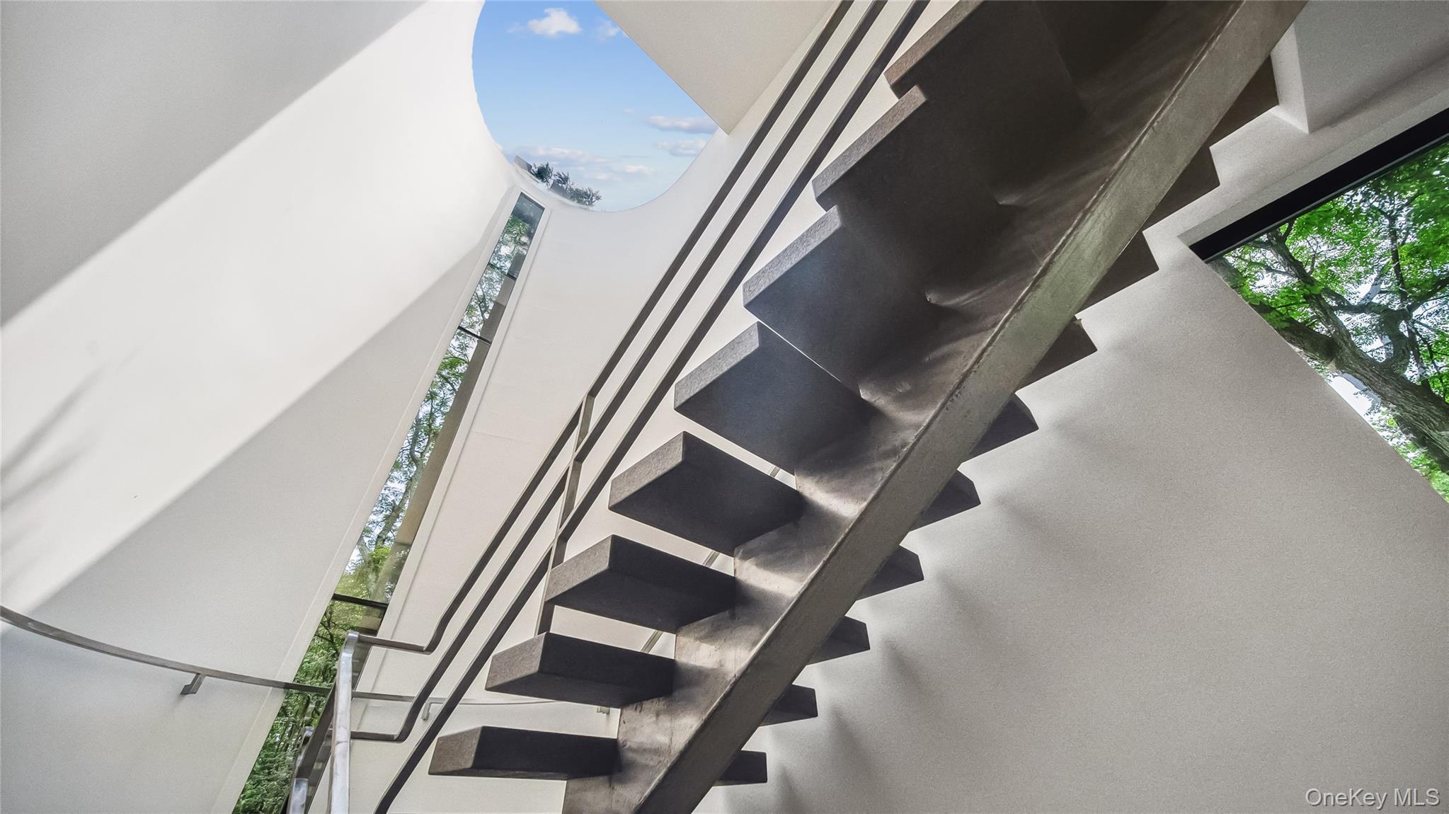 7 Folie Court, Manhasset, NY 11030