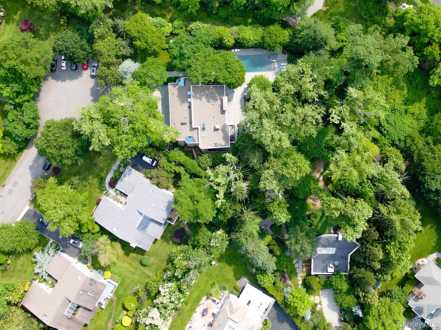 7 Folie Court, Manhasset, NY 11030