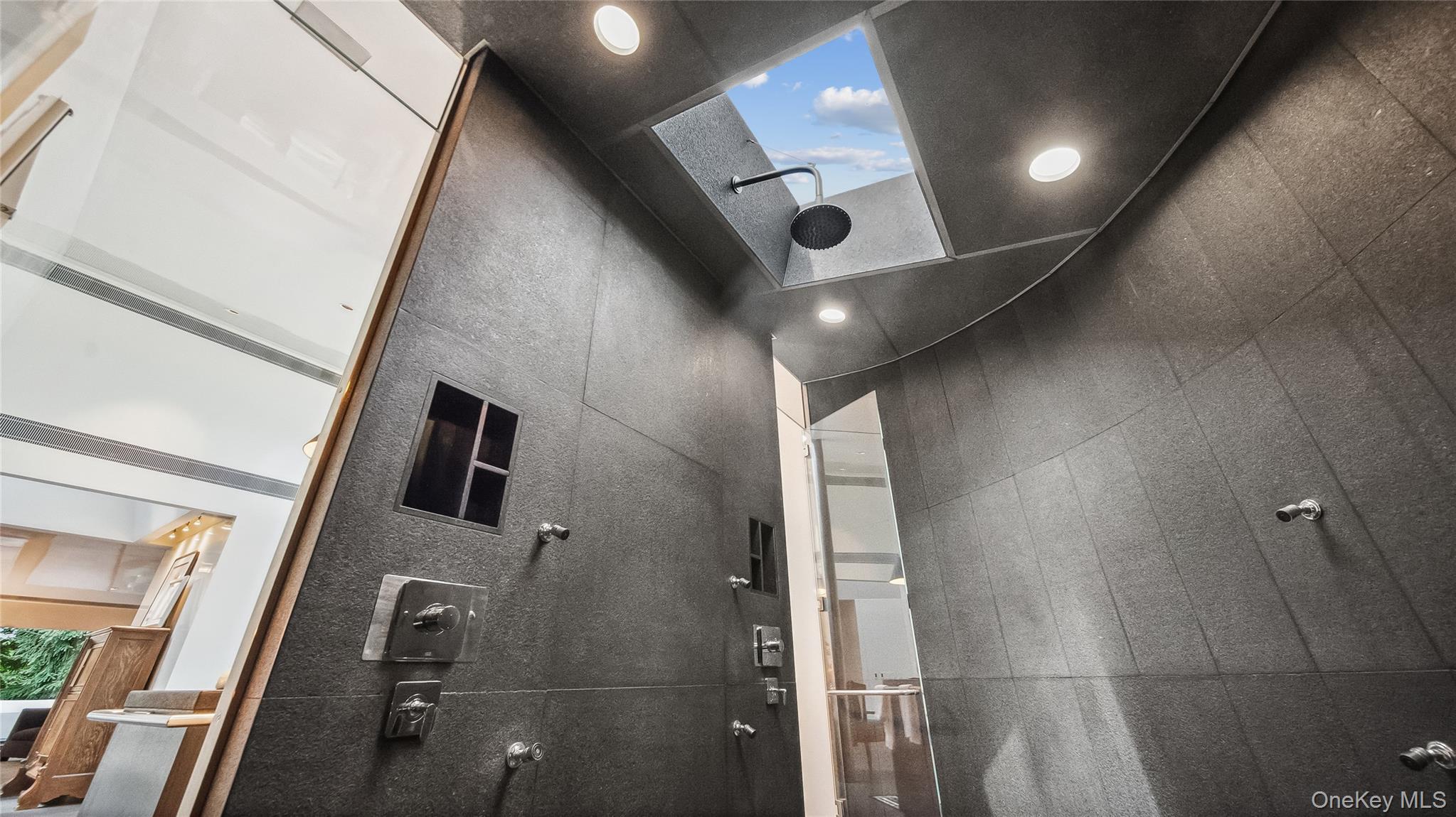 7 Folie Court, Manhasset, NY 11030