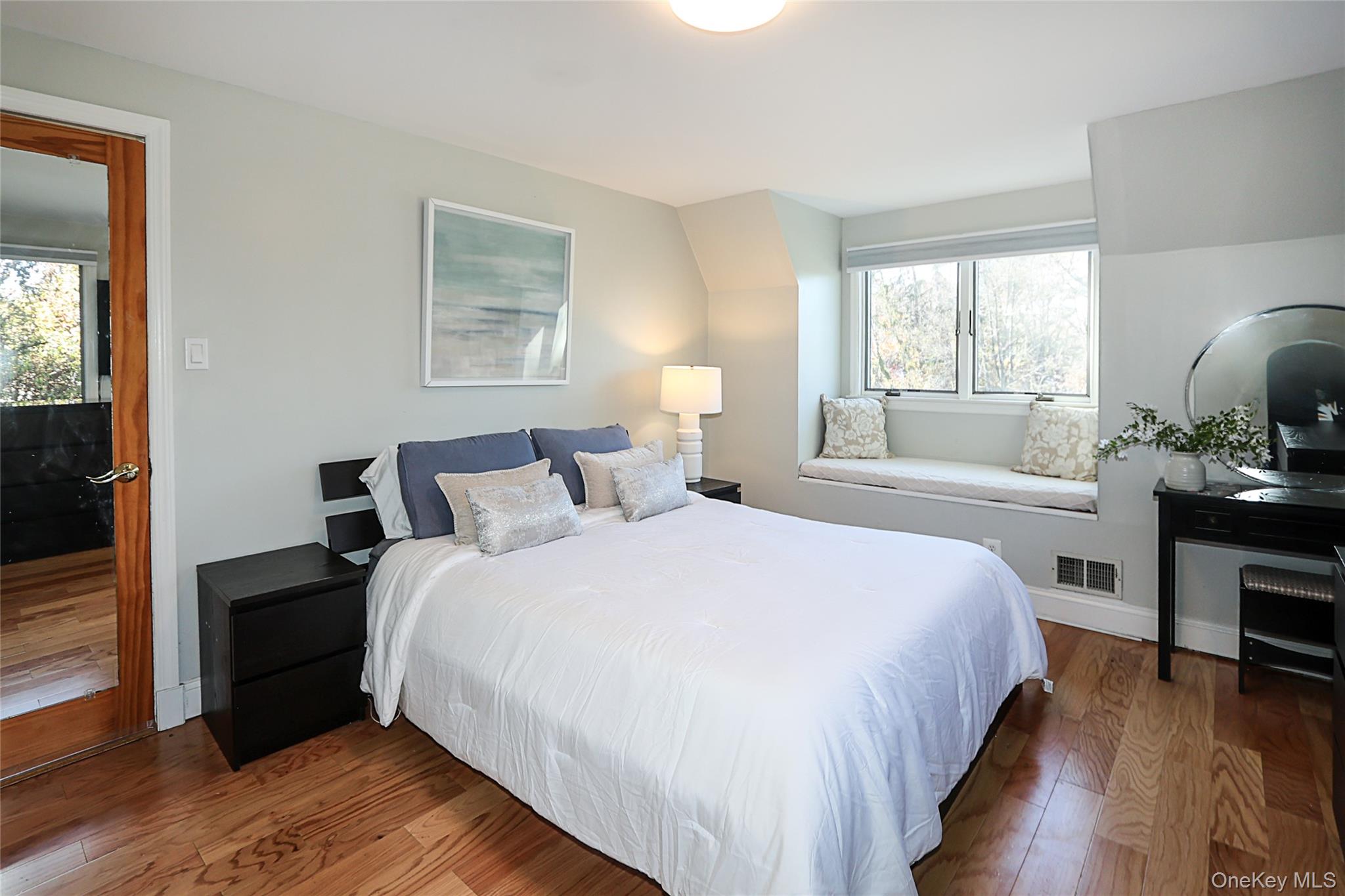 174 Parkside Drive, Roslyn Heights, NY 11577