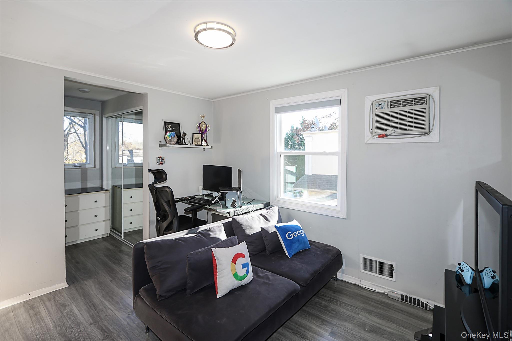 174 Parkside Drive, Roslyn Heights, NY 11577