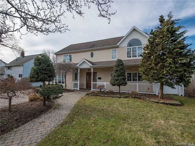24 Cable Lane, Hicksville, NY 11801