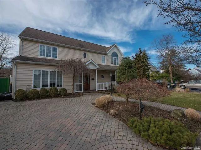 24 Cable Lane, Hicksville, NY 11801