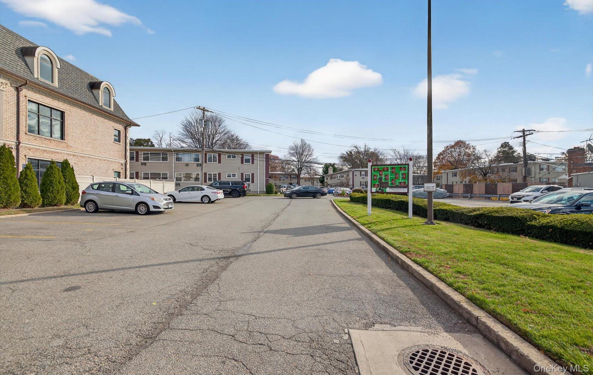 324 Post Avenue # 10F, Westbury, NY 11590