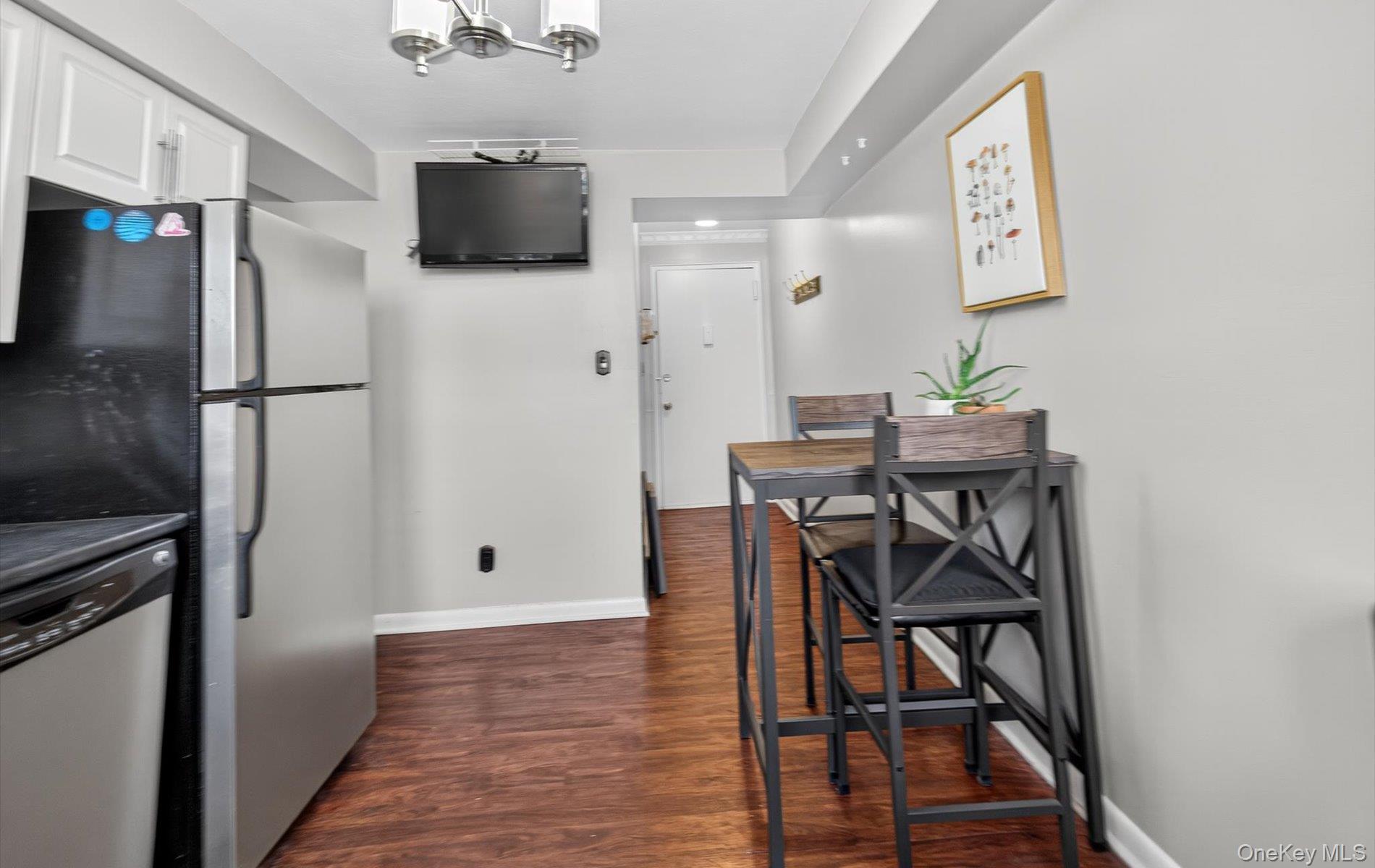 324 Post Avenue # 10F, Westbury, NY 11590