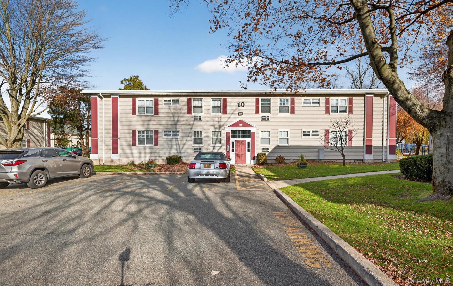 324 Post Avenue # 10F, Westbury, NY 11590