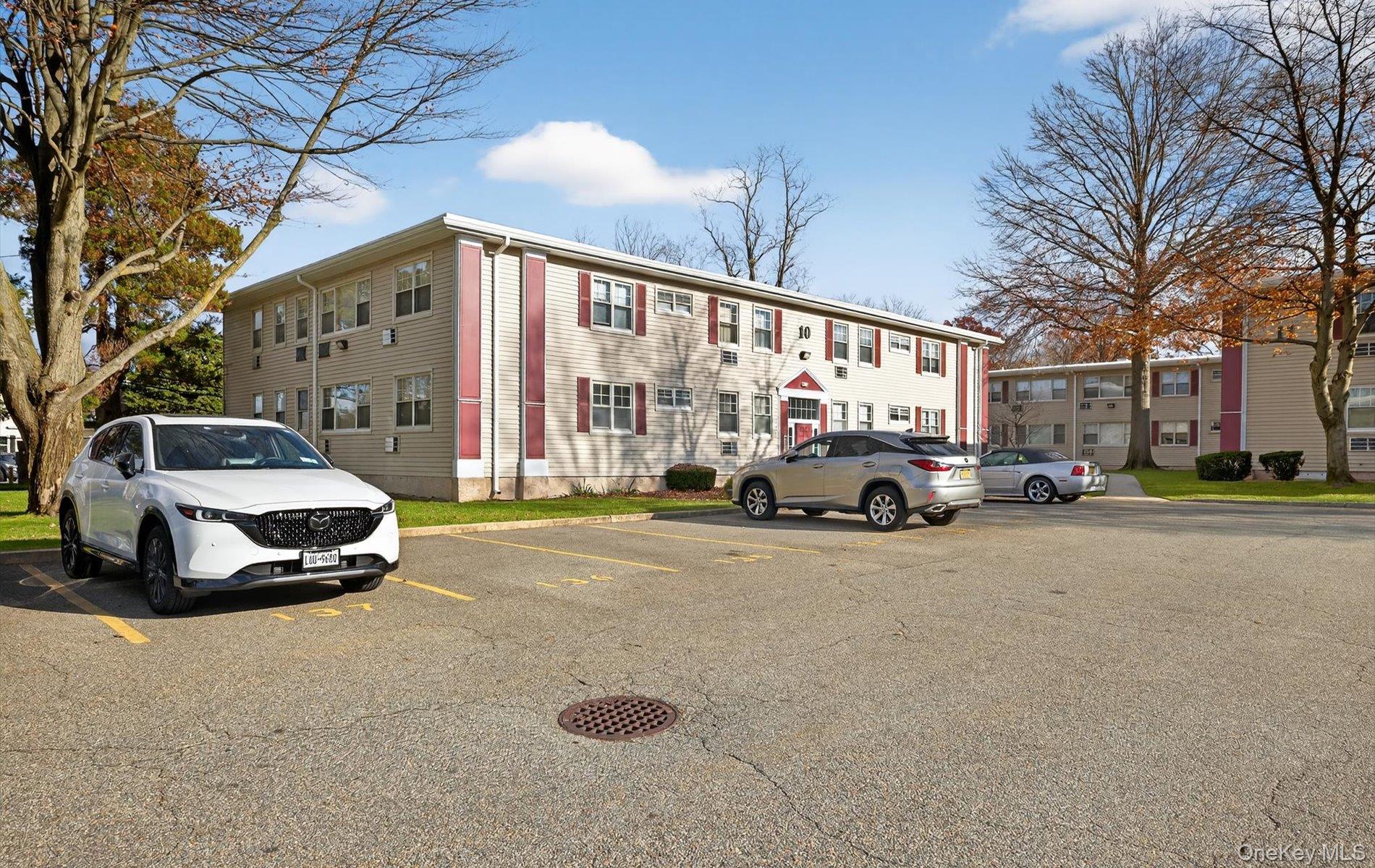 324 Post Avenue # 10F, Westbury, NY 11590