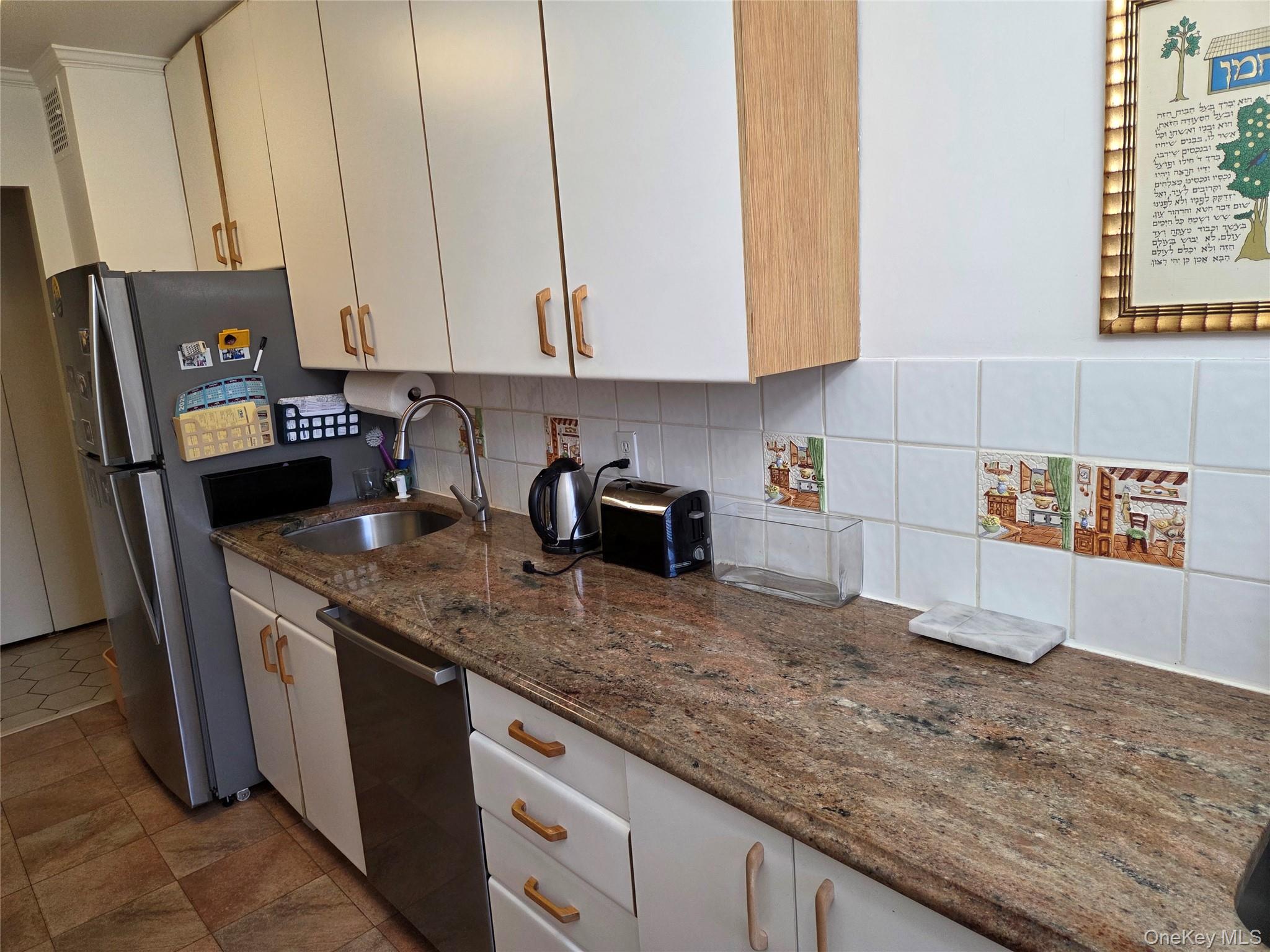 463 Summit Avenue # 2F, Cedarhurst, NY 11516