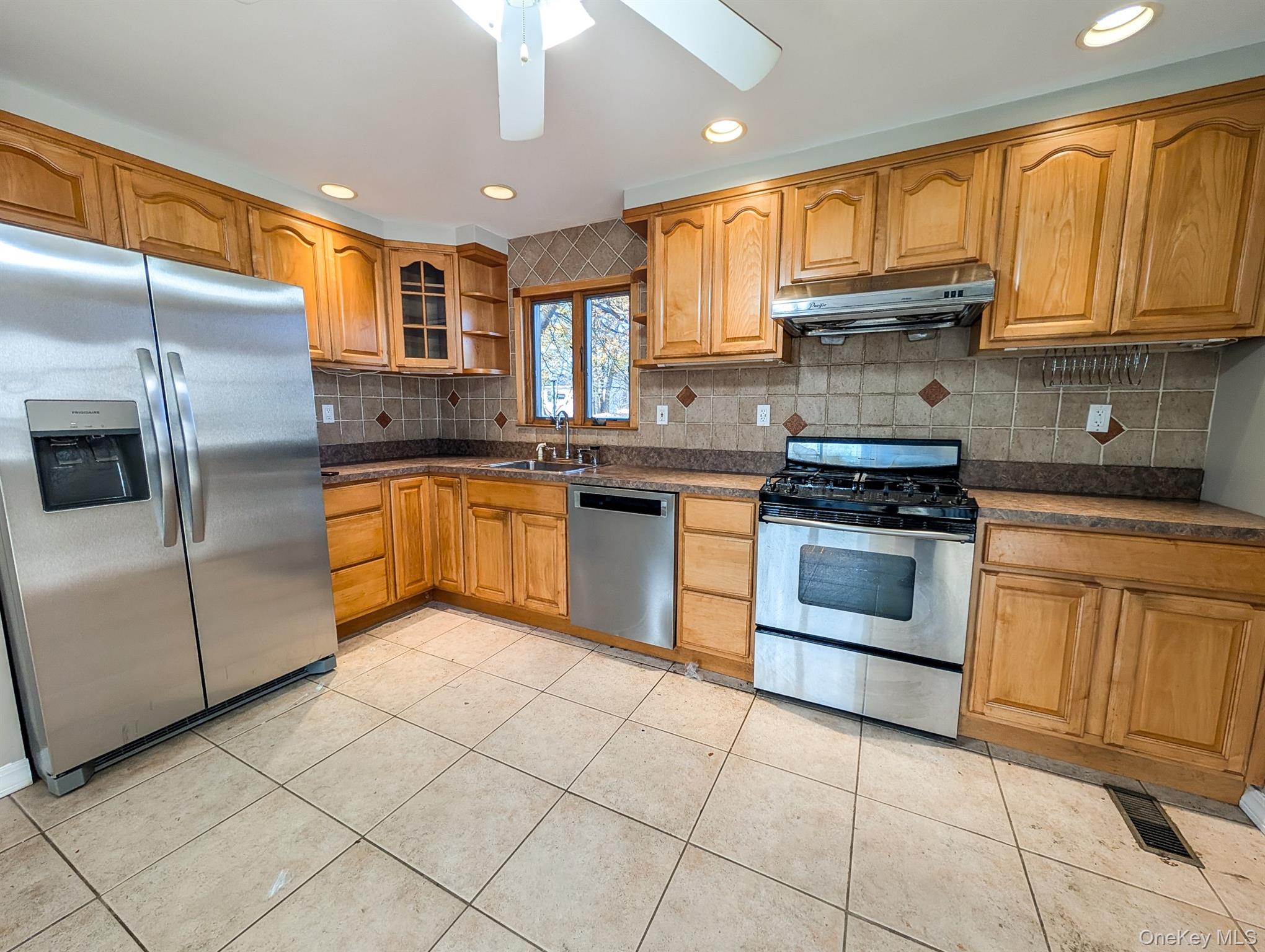 1221 Jackson Avenue, Lindenhurst, NY 11757