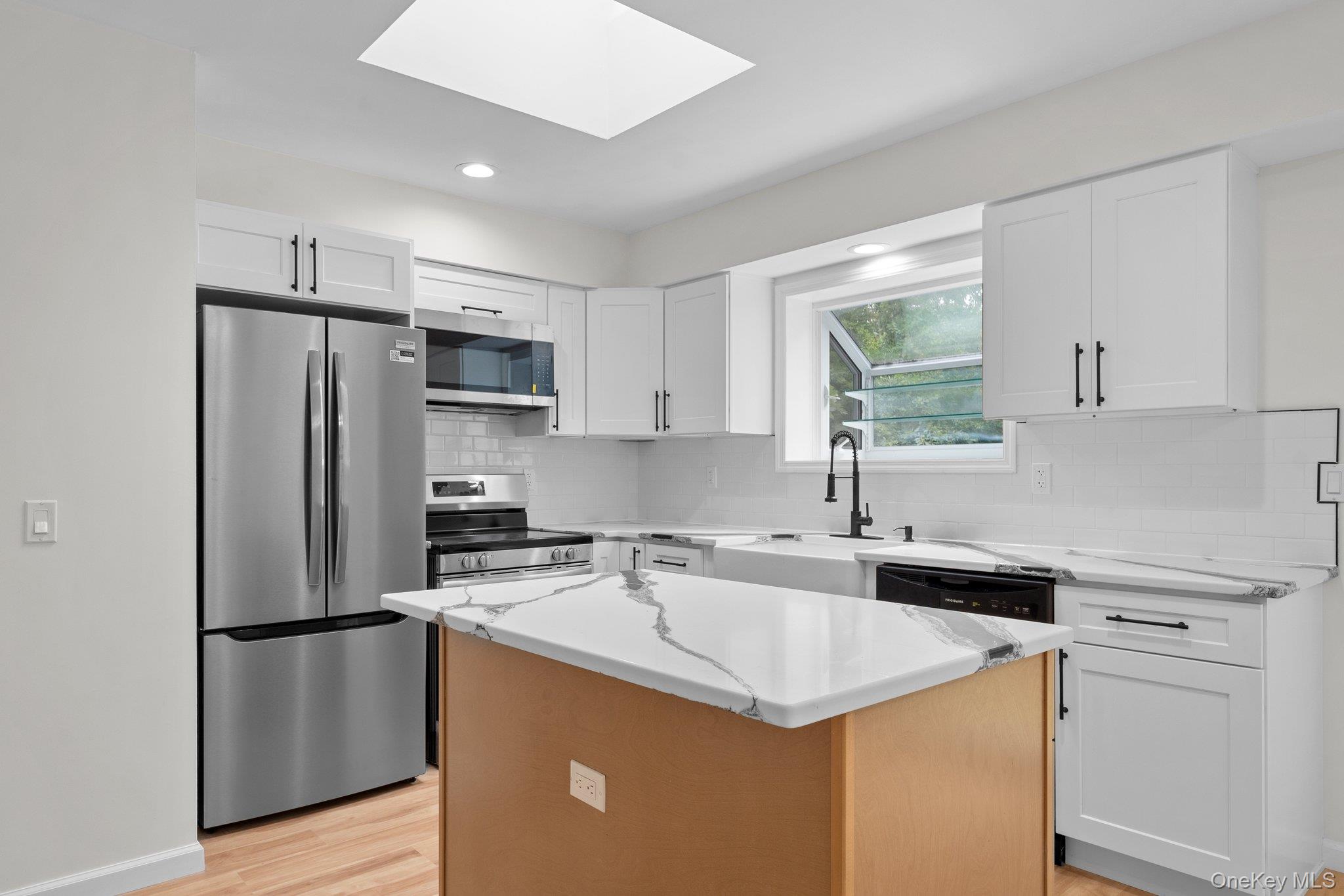 10 Pinedale Avenue, Farmingville, NY 11738