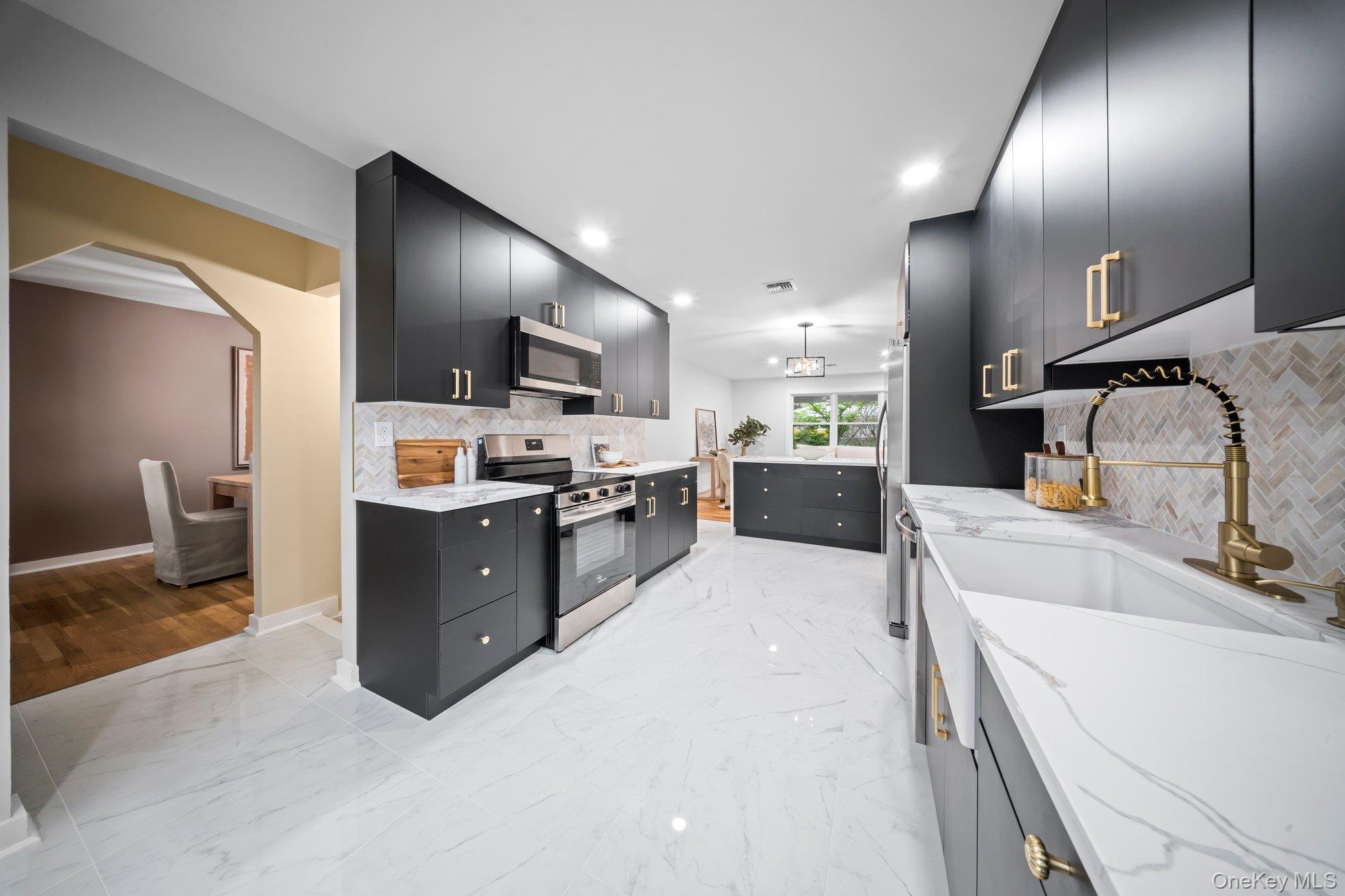 10 Pinedale Avenue, Farmingville, NY 11738