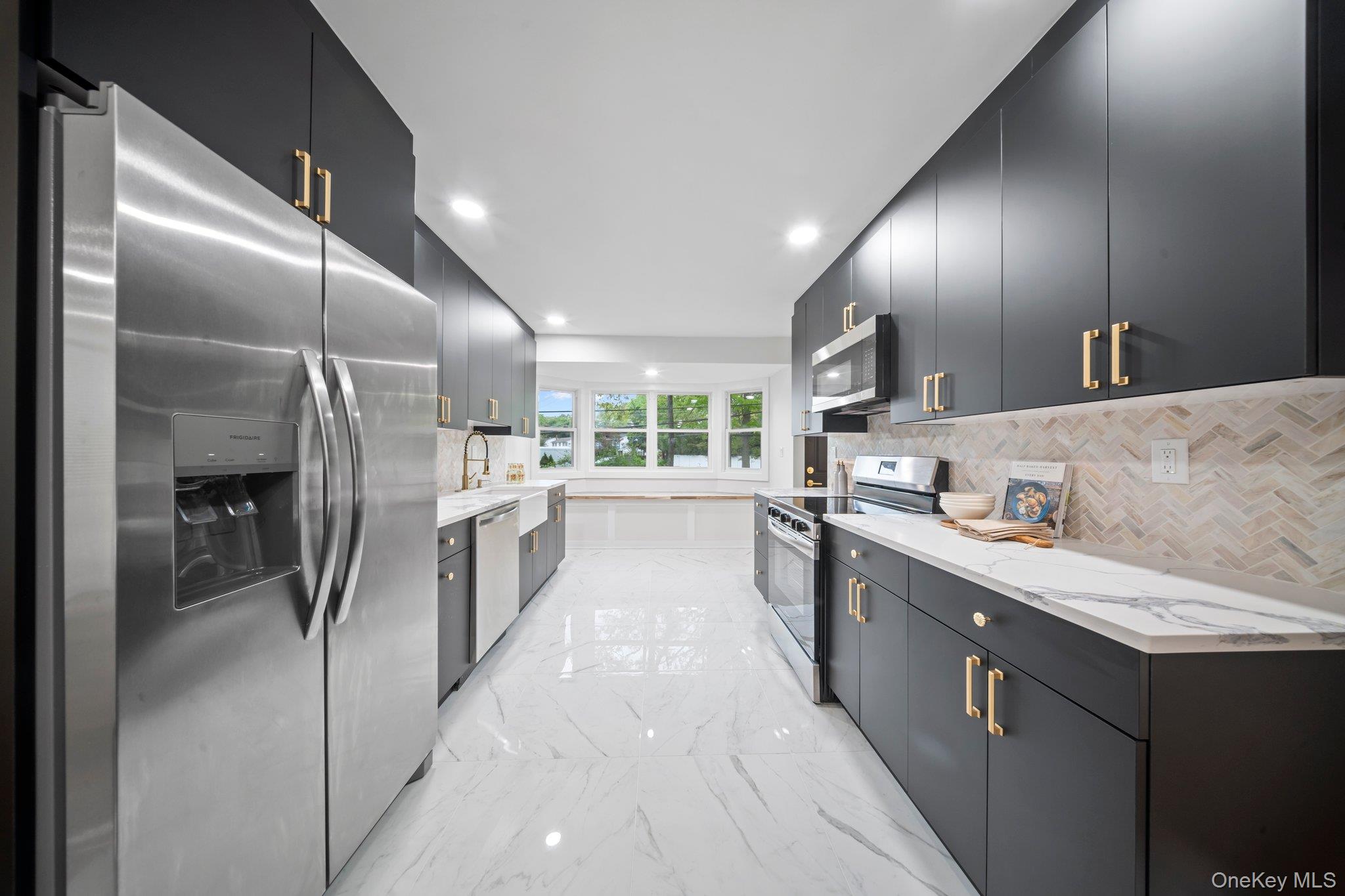 10 Pinedale Avenue, Farmingville, NY 11738