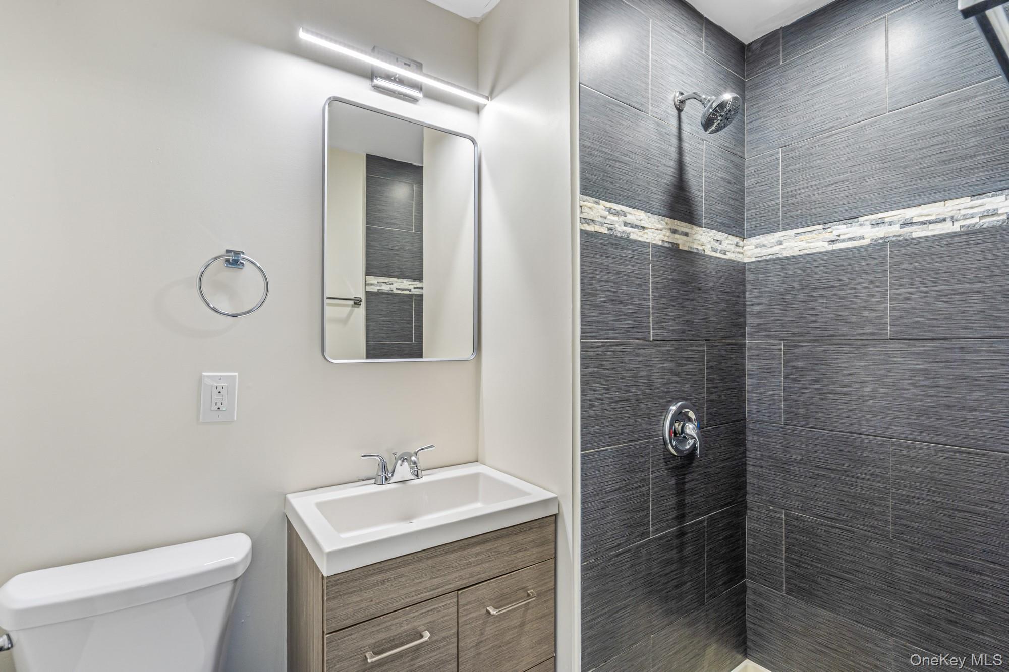 6 Mccue Street, Wheatley Heights, NY 11798