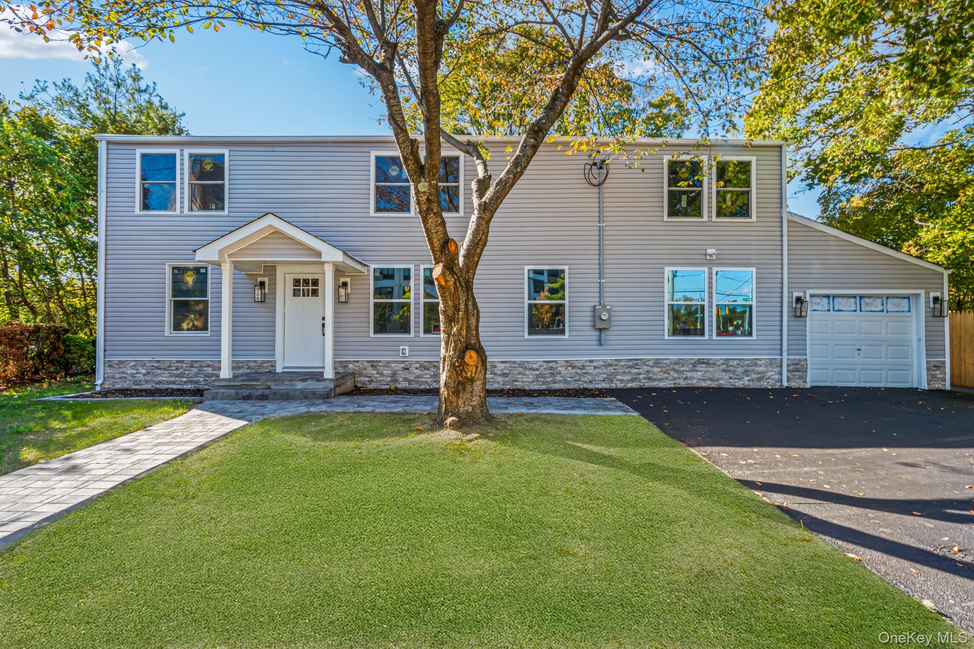 6 Mccue Street, Wheatley Heights, NY 11798