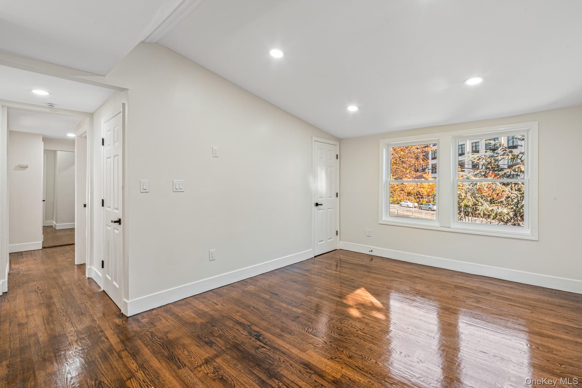 6 Mccue Street, Wheatley Heights, NY 11798