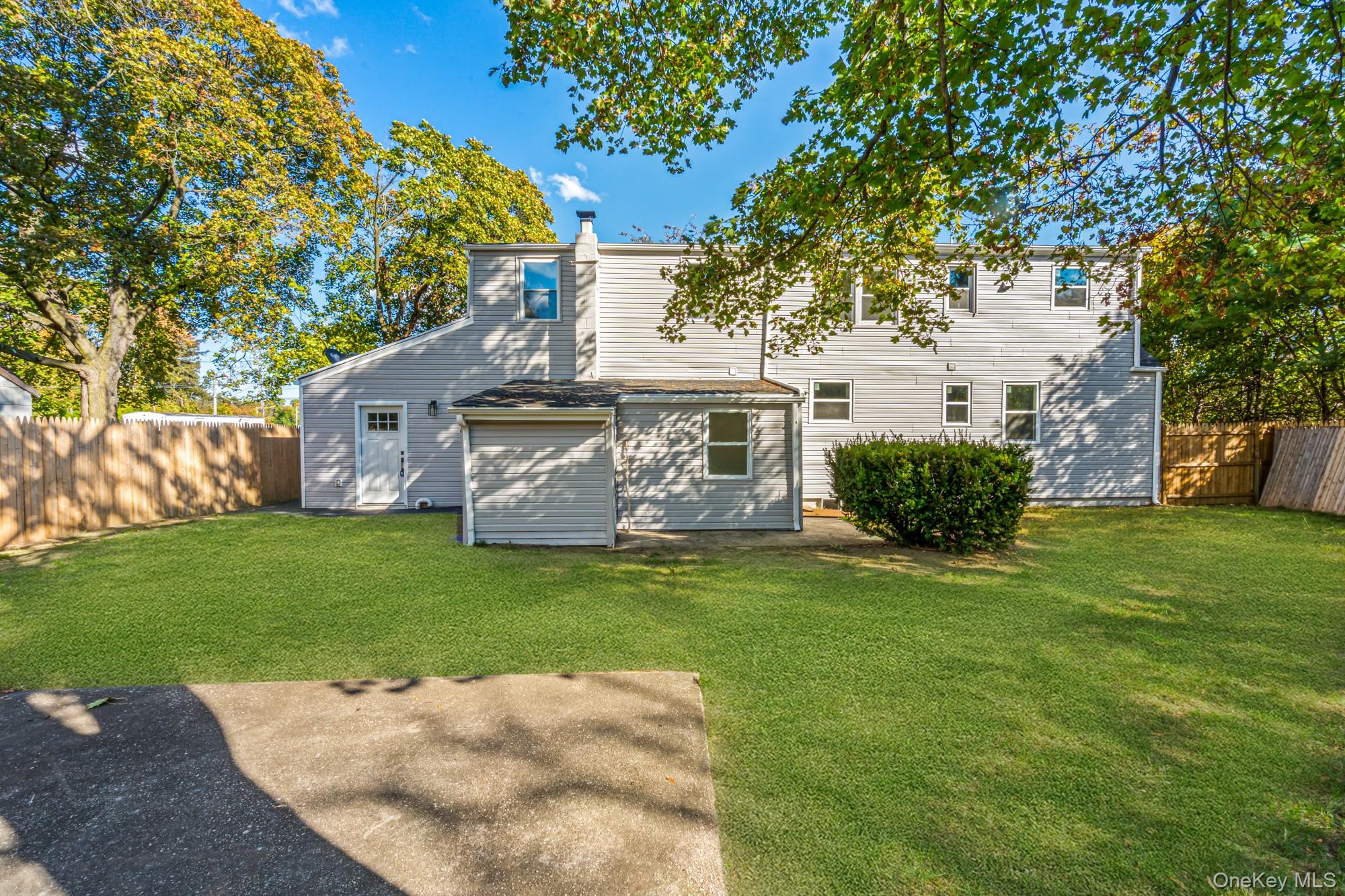 6 Mccue Street, Wheatley Heights, NY 11798