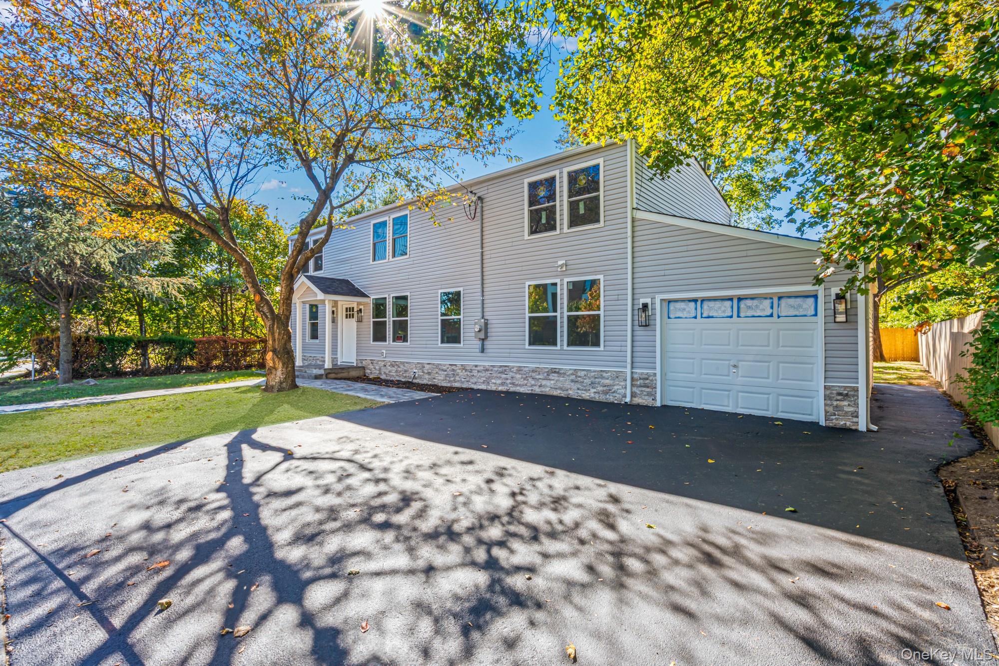 6 Mccue Street, Wheatley Heights, NY 11798