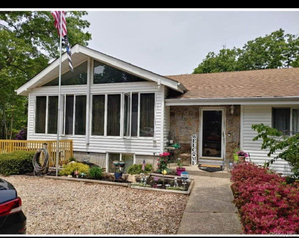 37 Knollcrest Avenue, Farmingville, NY 11738