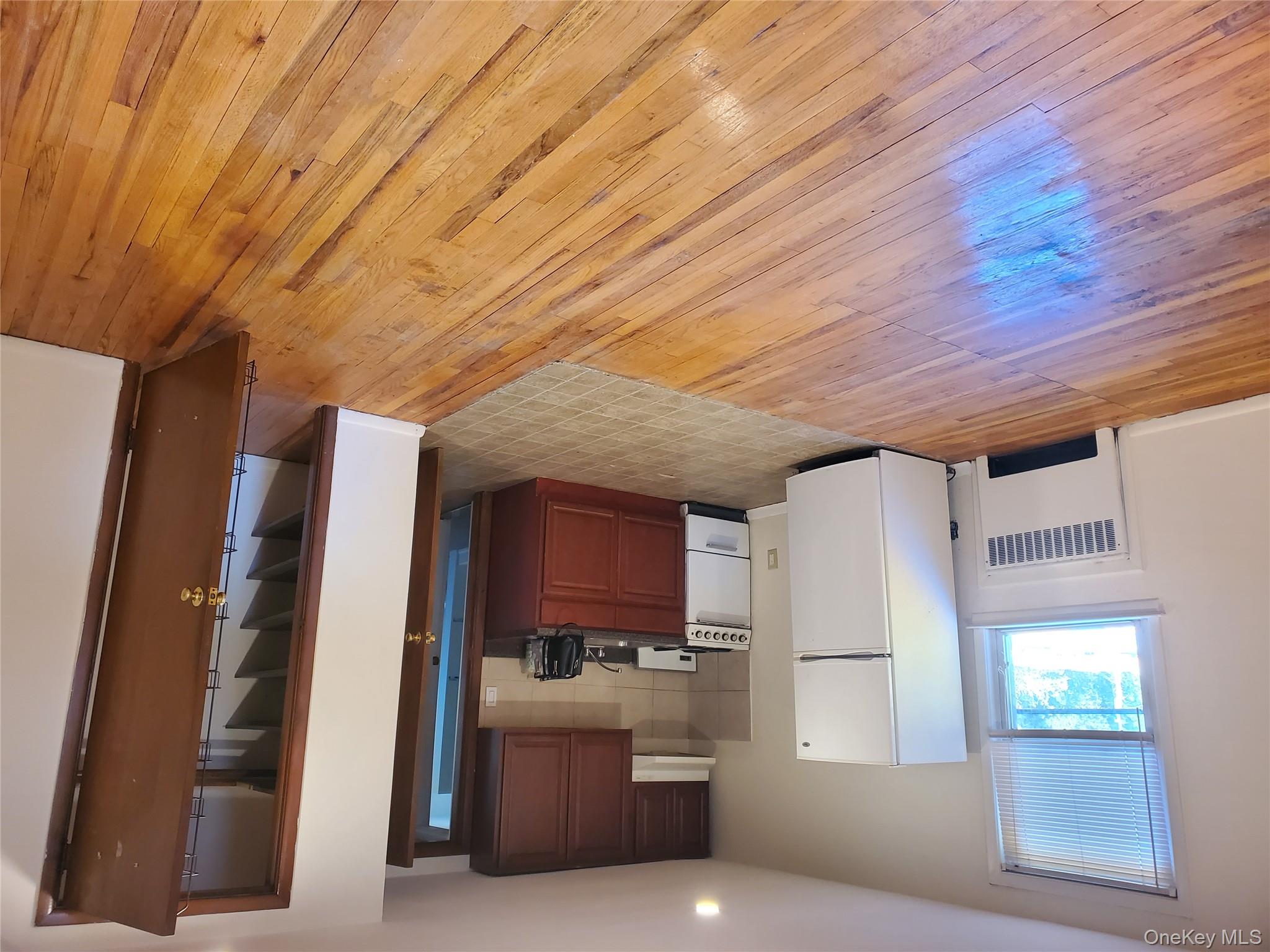 8 Midwood Place, Glen Cove, NY 11542