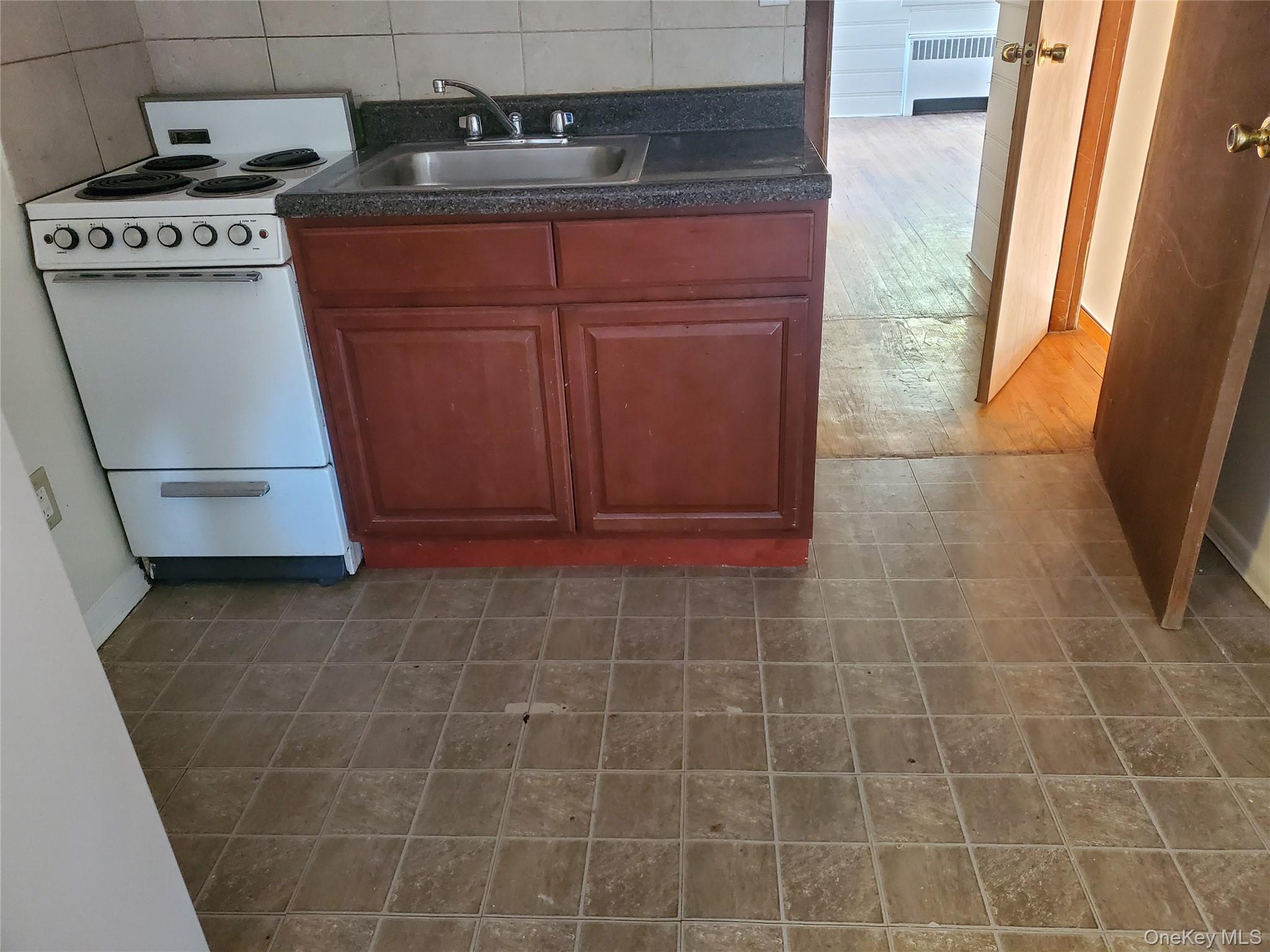 8 Midwood Place, Glen Cove, NY 11542