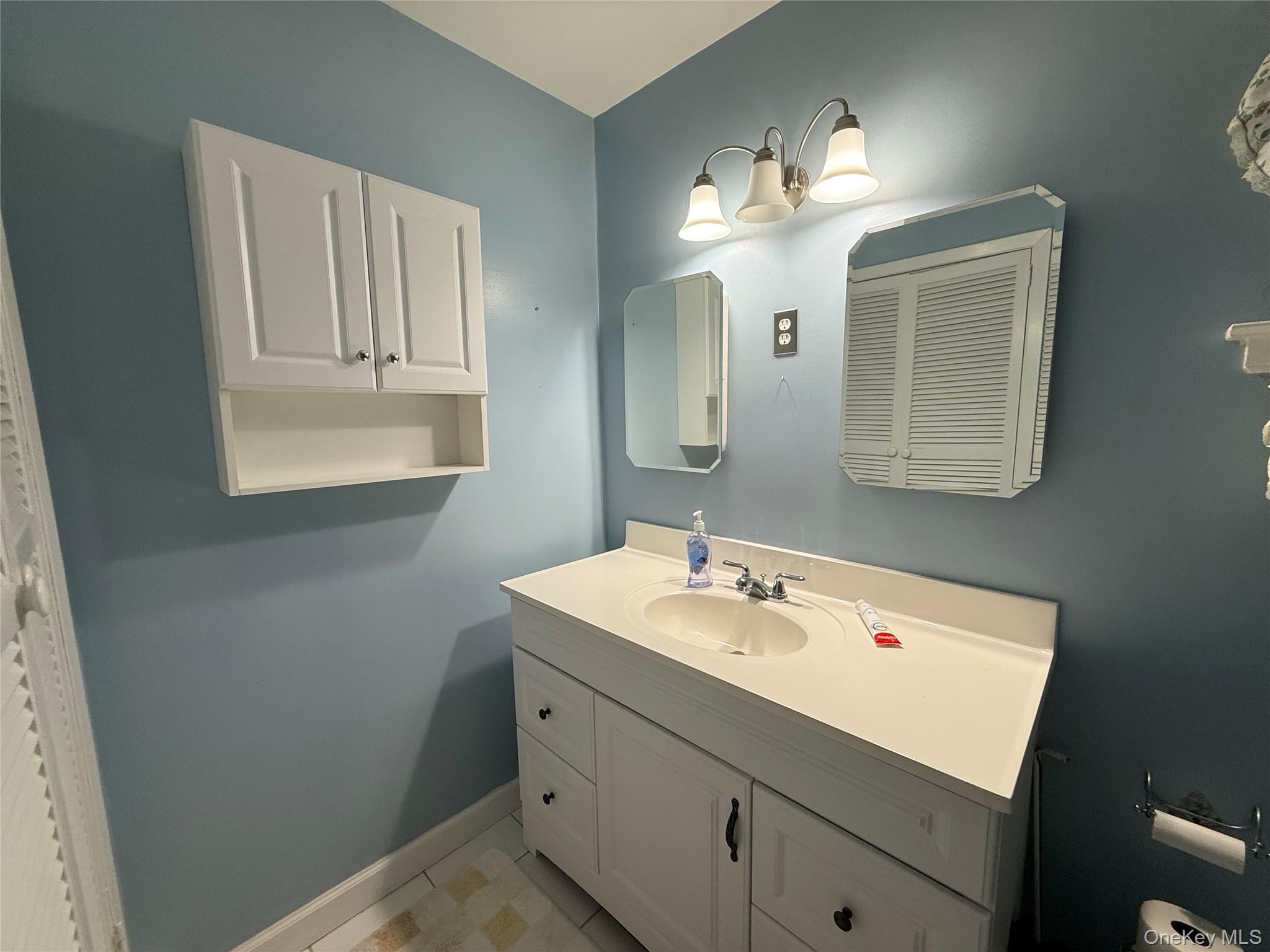 15 Sherry Lane, Hauppauge, NY 11788