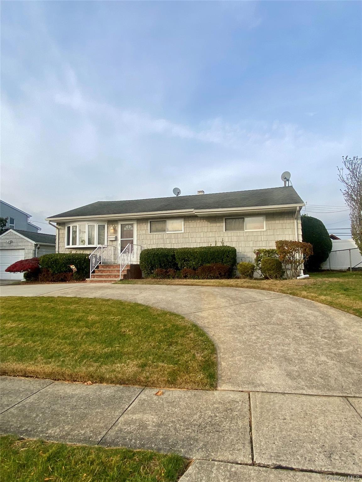 816 Anderson Avenue, Franklin Square, NY 11010